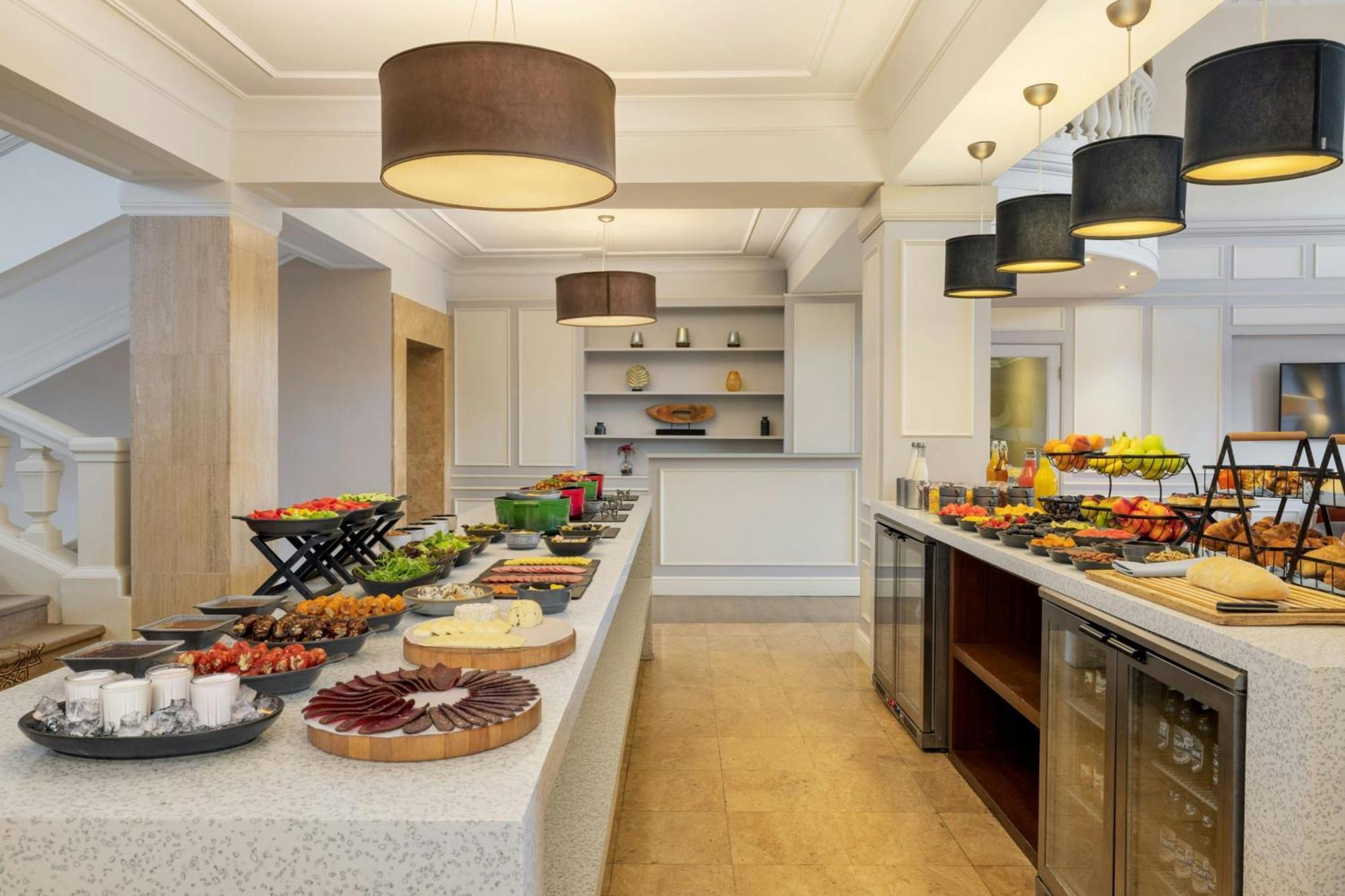 Standard King Room Concierge Lounge Access