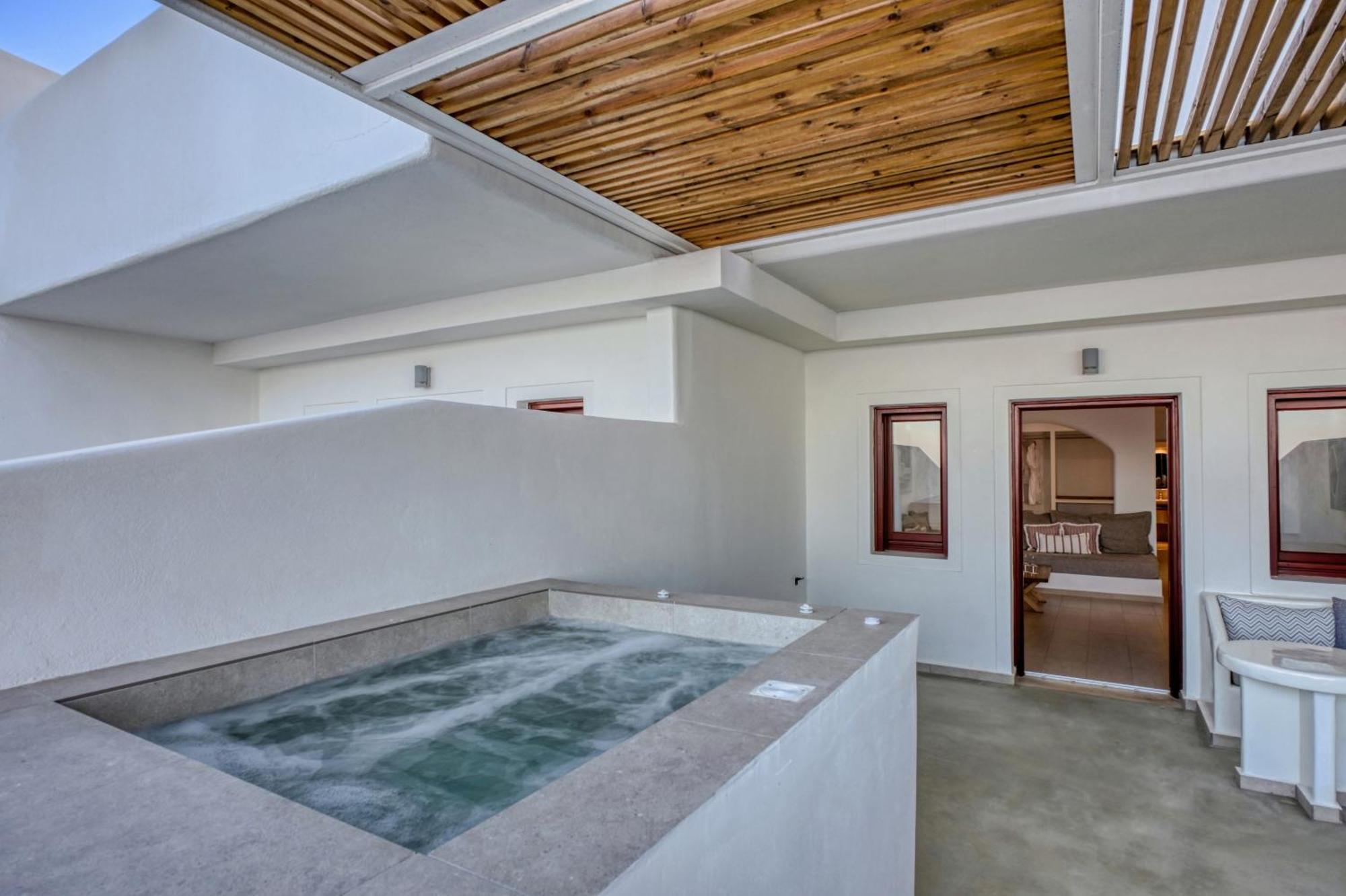 Jacuzzi Premium Suite Outdoor Jacuzzi