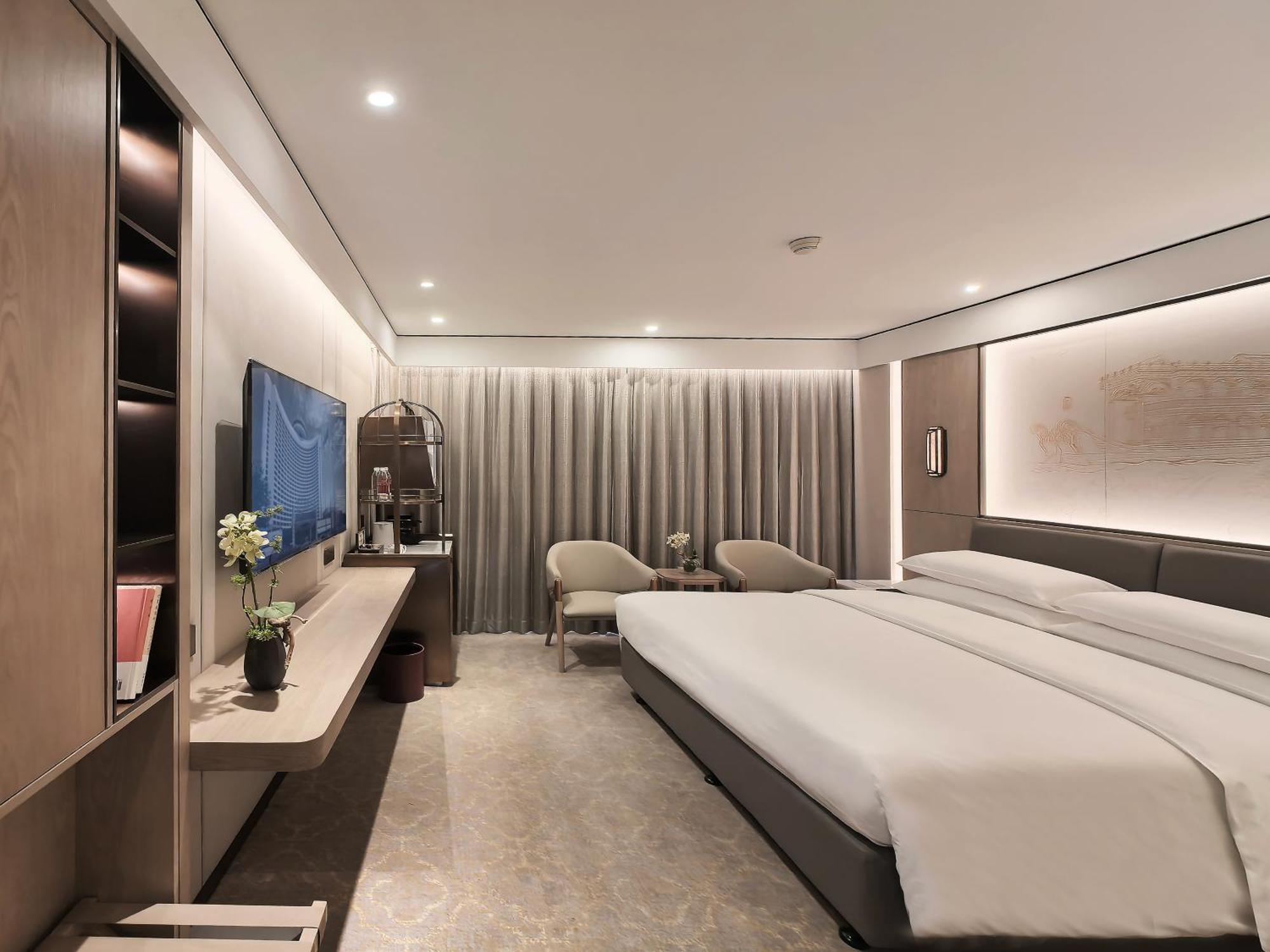 Deluxe King Bed Shower Only Room