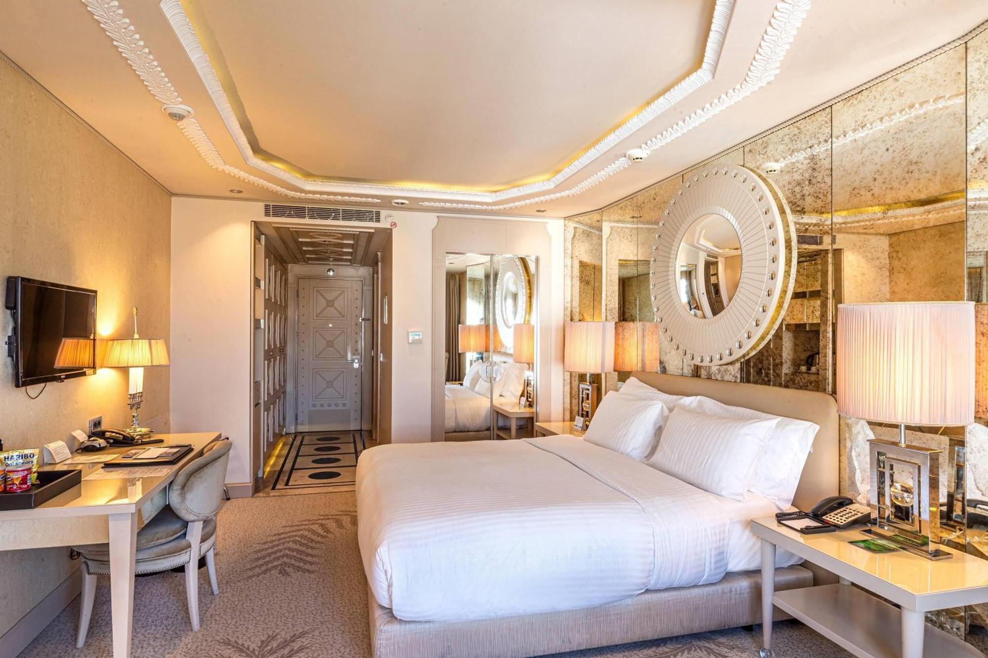 Deluxe King Room with City View