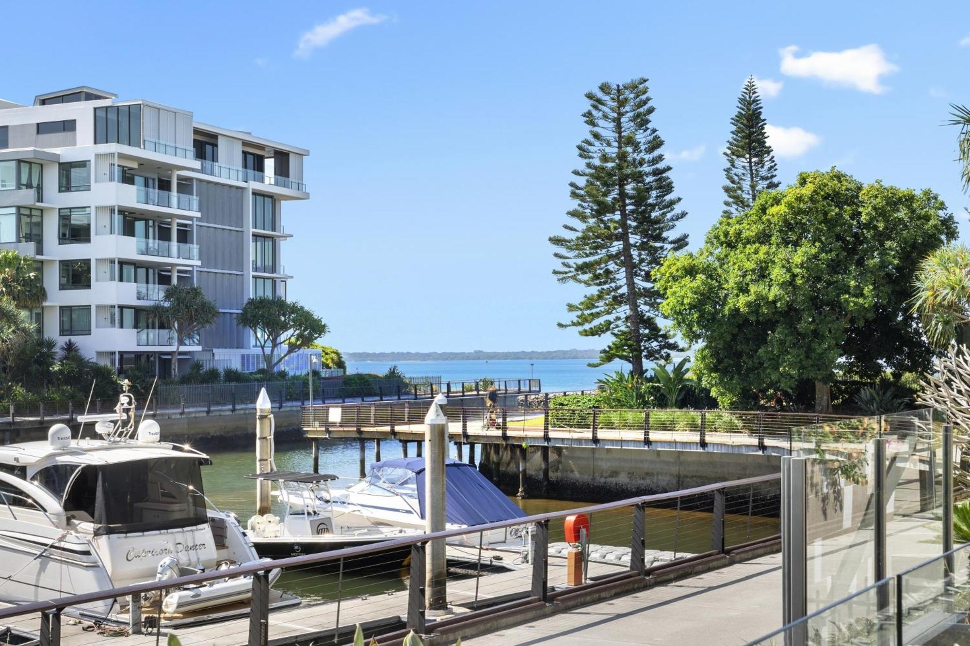 Three-Bedroom Apartment Harbour View
