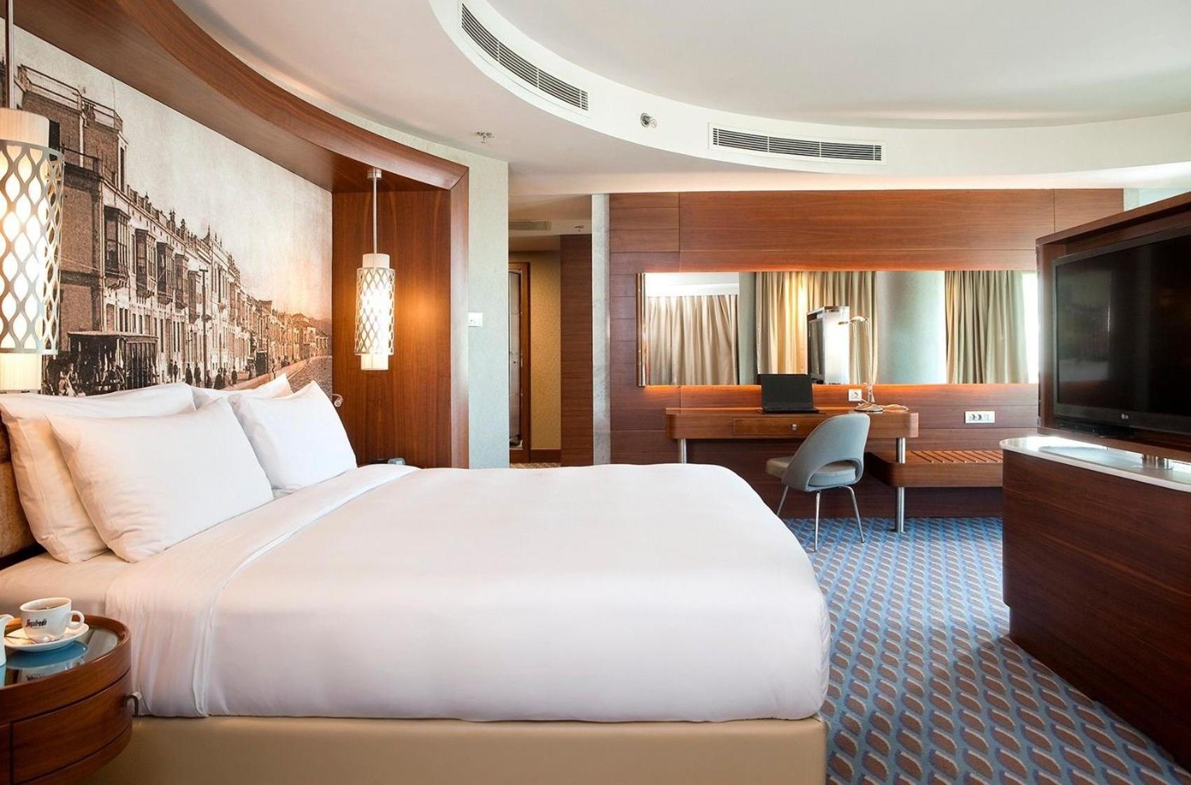 Junior Suite Partial Sea View Executive Lounge Access