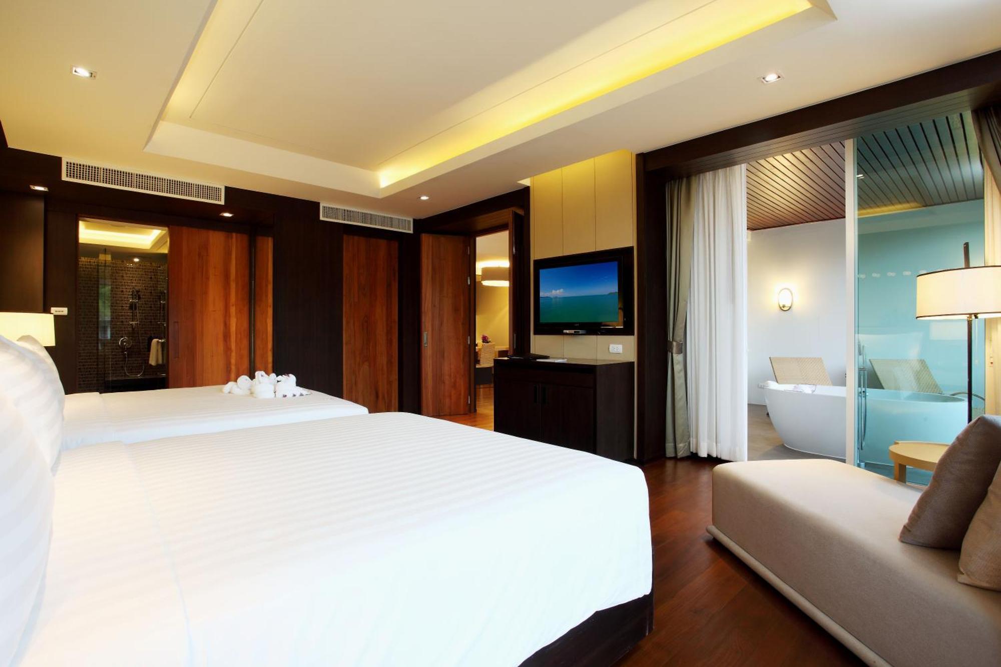 Suite Pool View