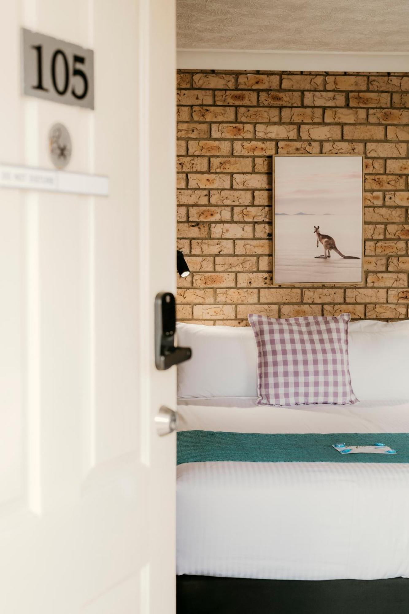 Deluxe Queen Room Non Pet Friendly