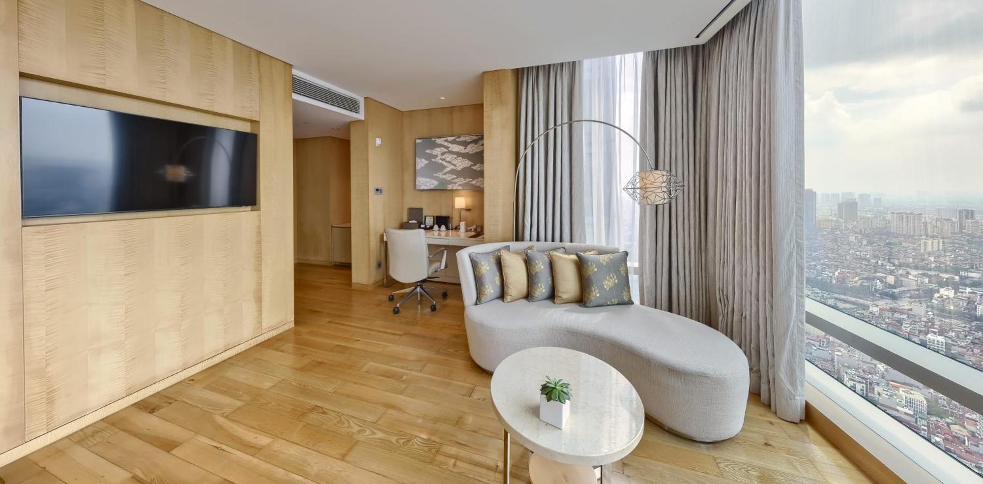 Club Junior King Suite