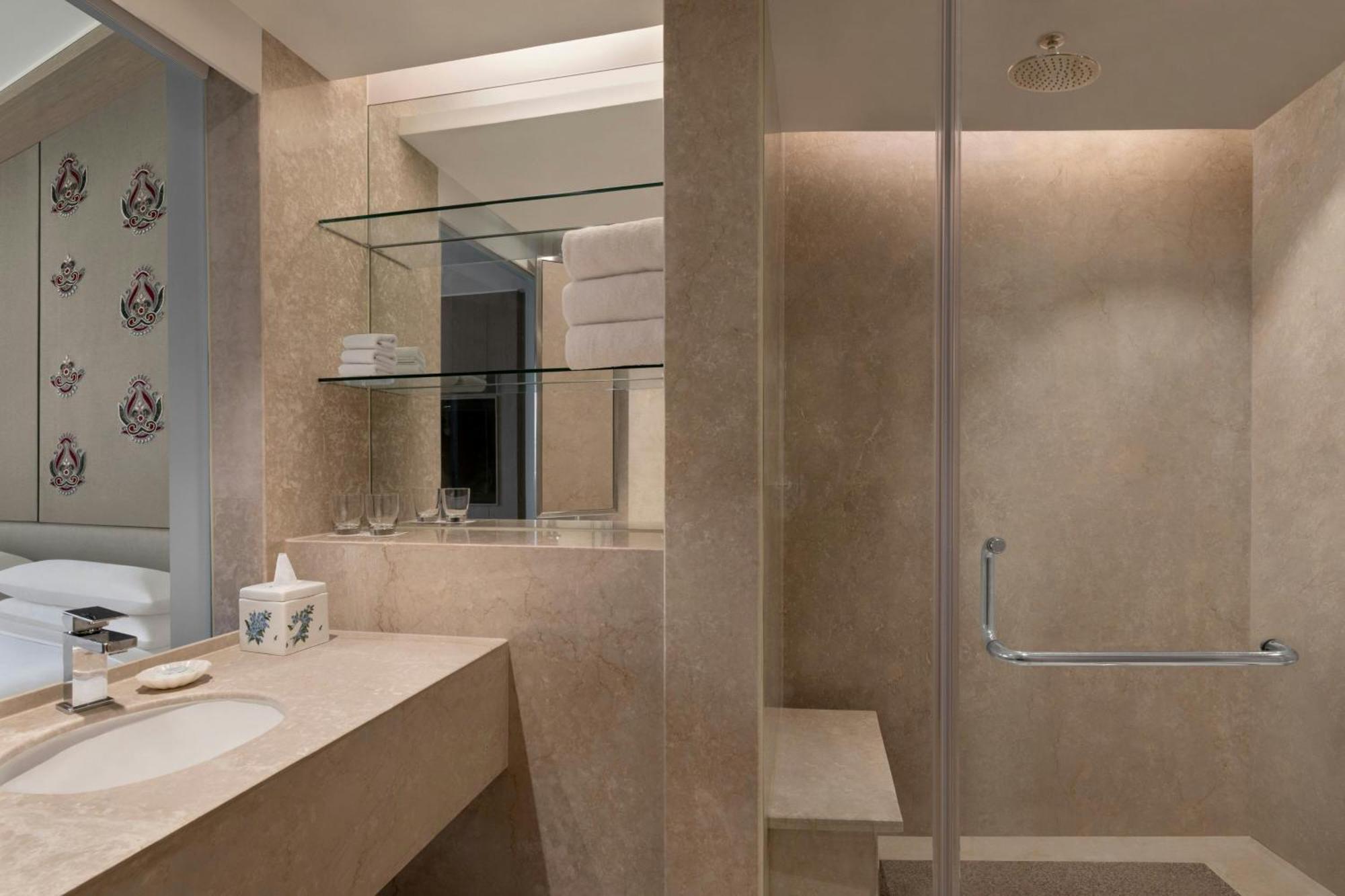 Deluxe Queen Room City View Pool Access