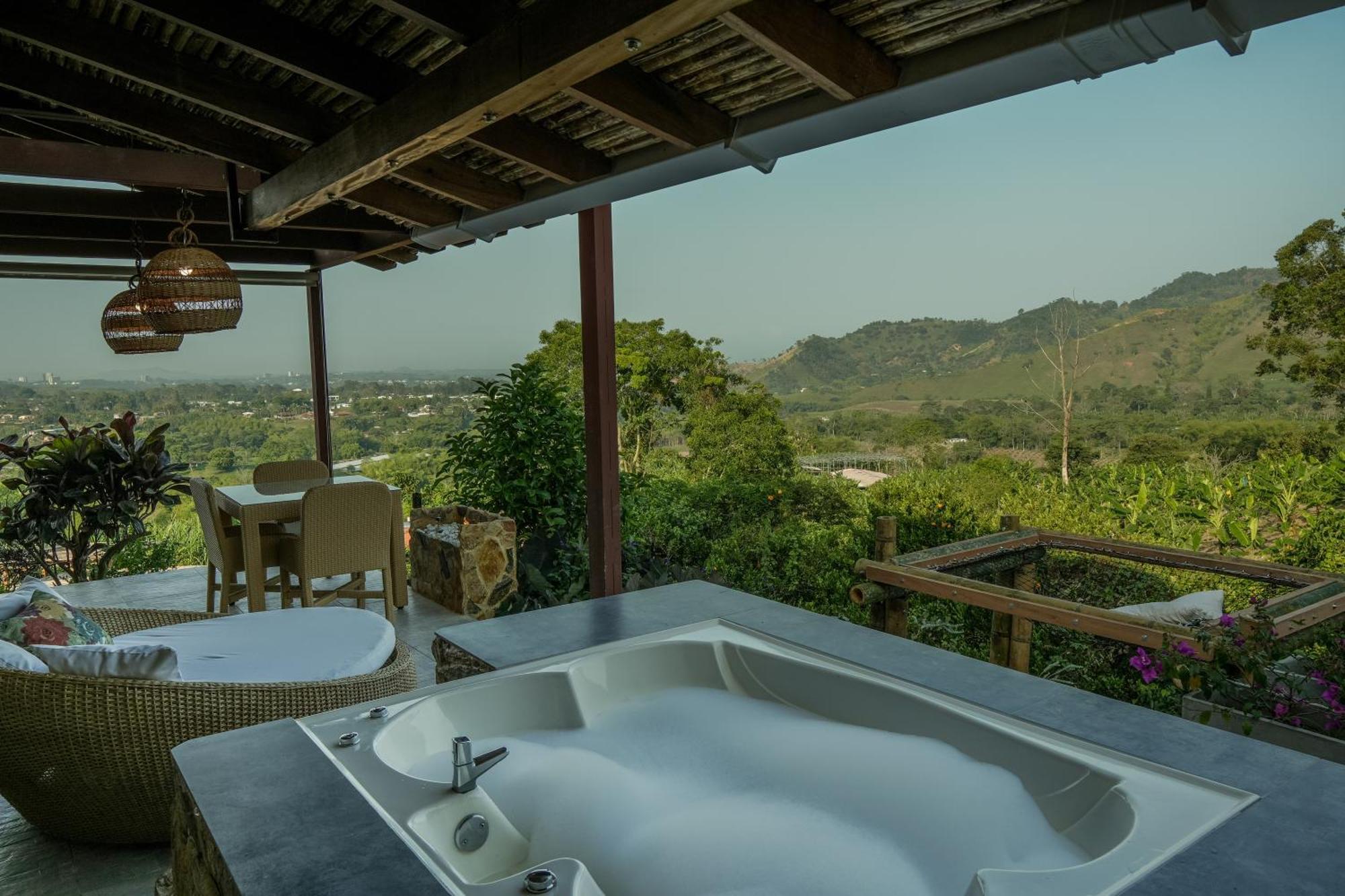 Deluxe Suite Spa Bath