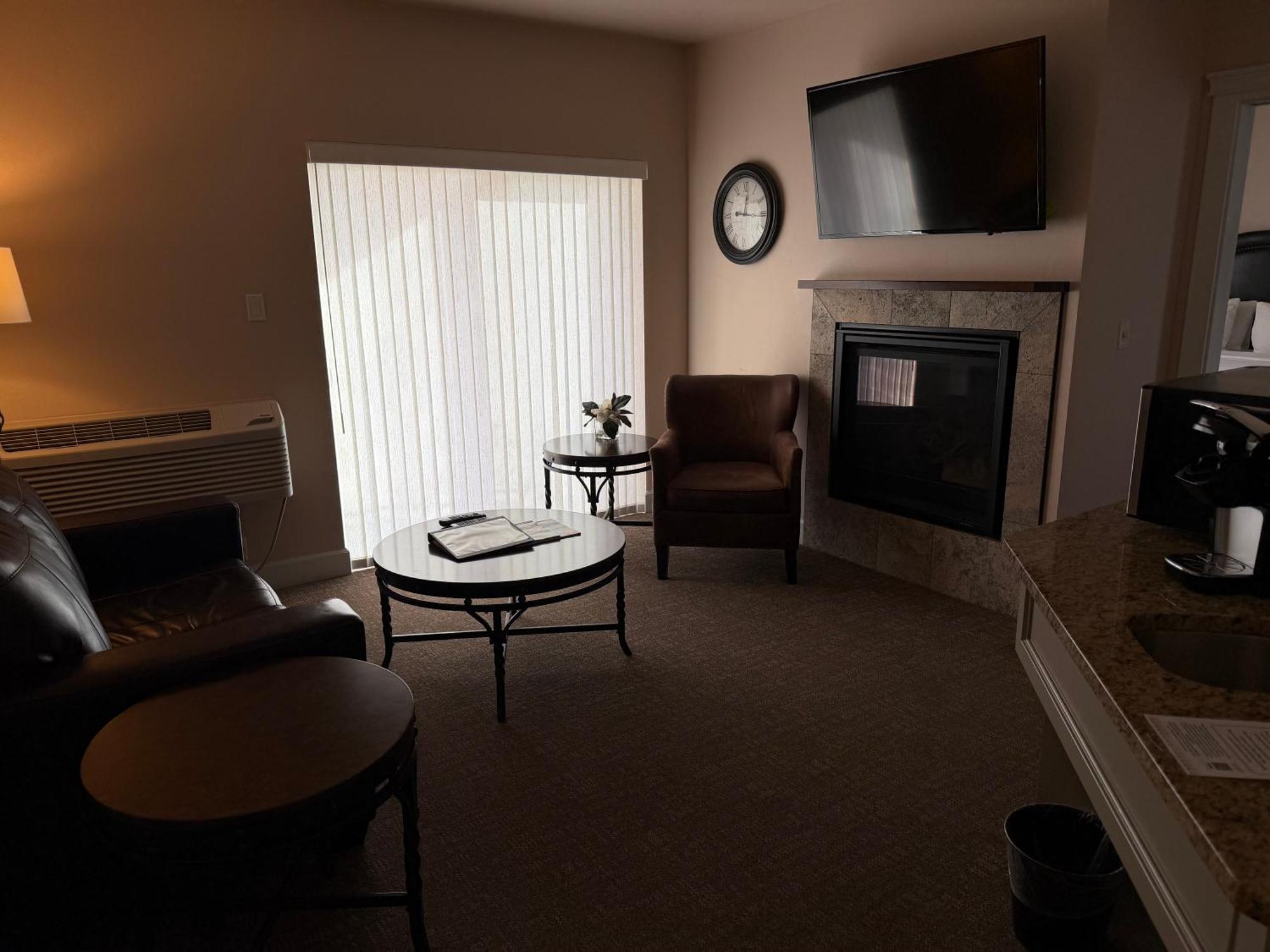 Deluxe Queen Suite
