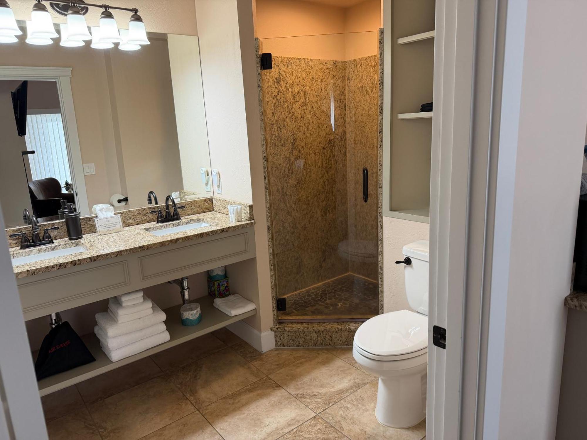 Deluxe Queen Suite