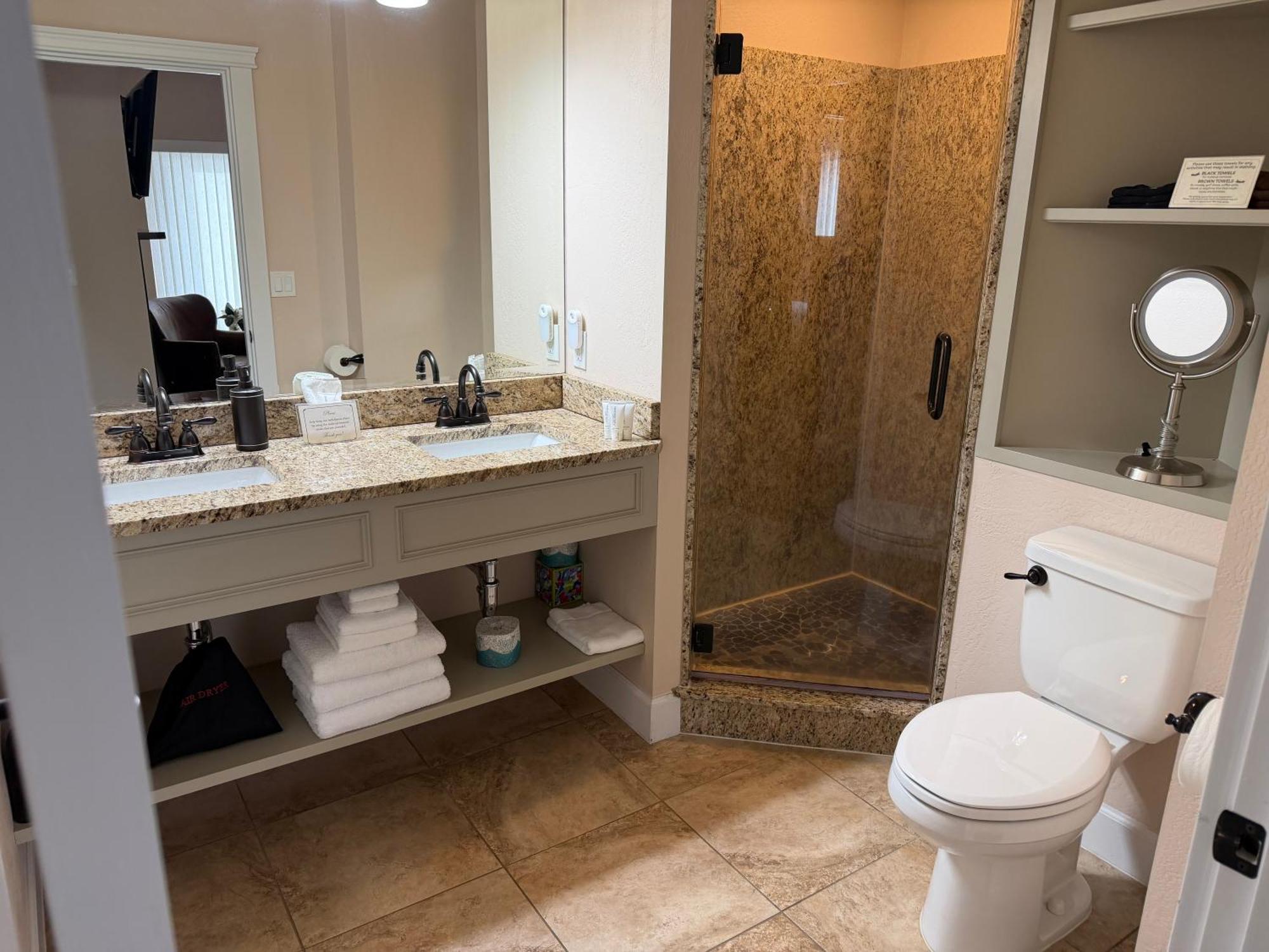 Deluxe Queen Suite