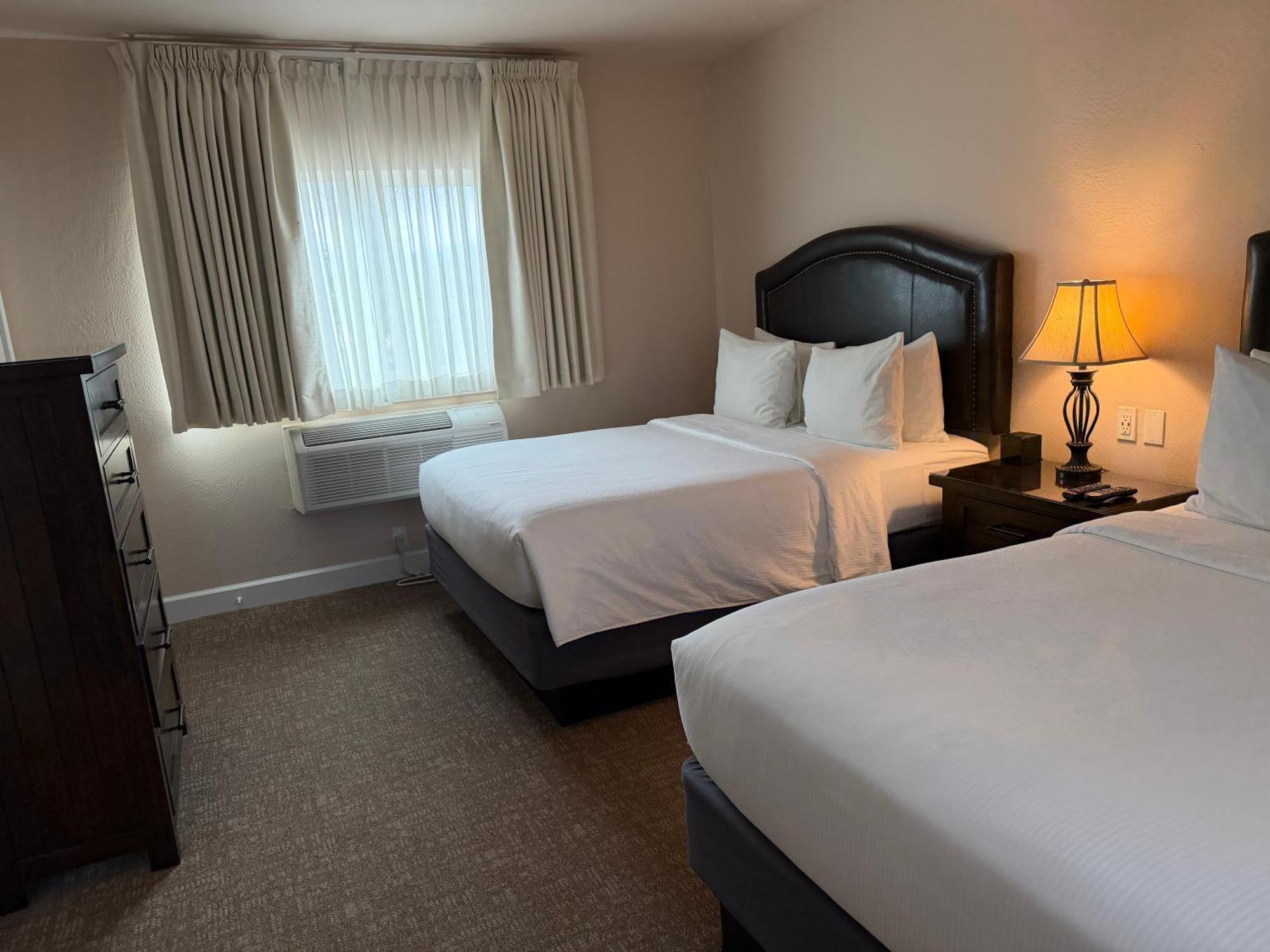 Deluxe Queen Suite