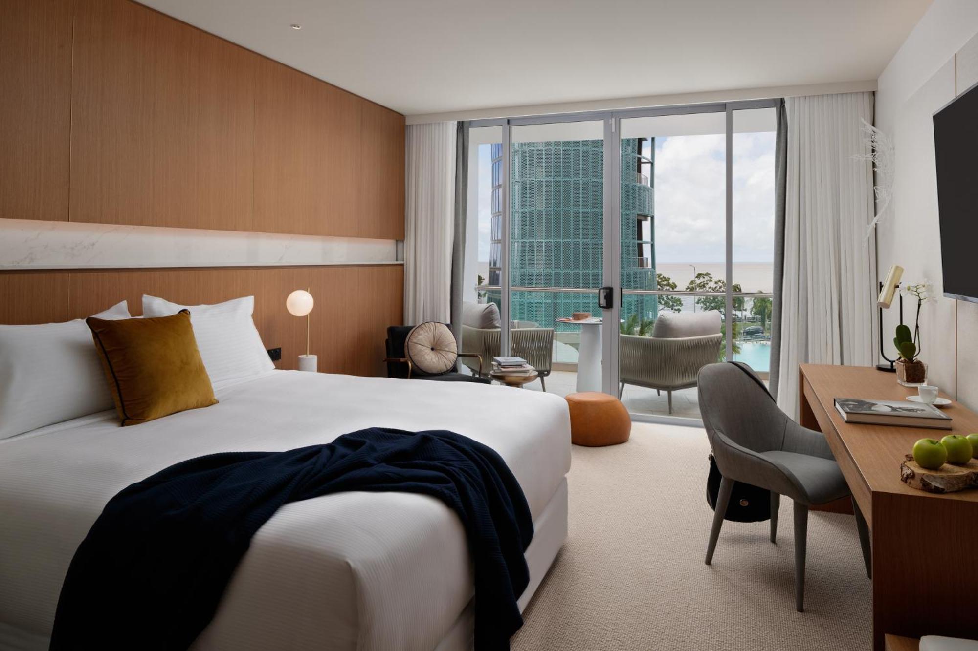 Zimmer Resort mit Kingsize-Bett und Poolblick
