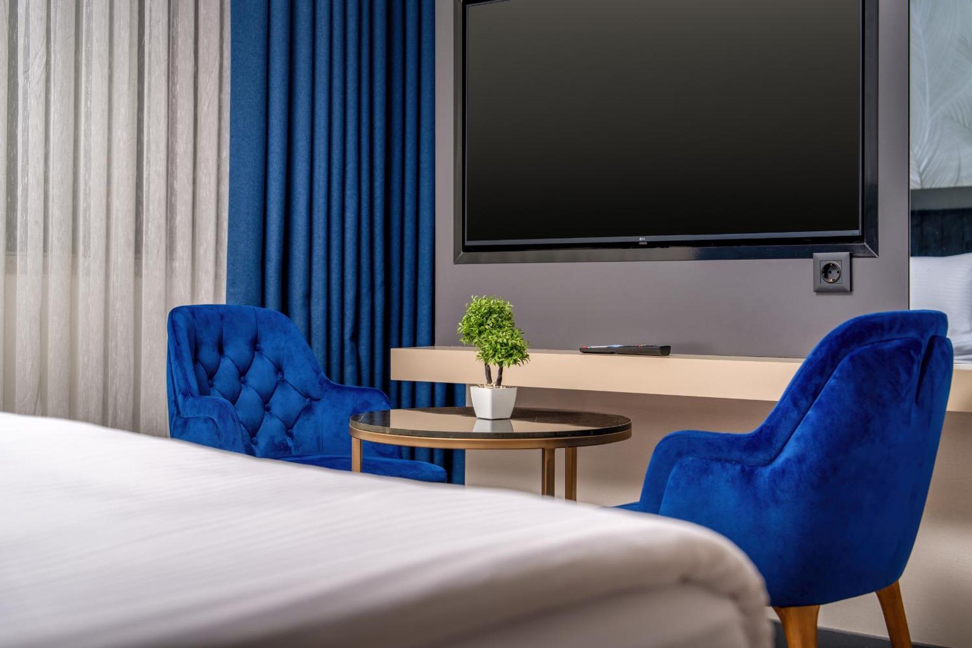 Deluxe Room One Double Two Single Beds Non-Smoking,1743315137:JPEG
