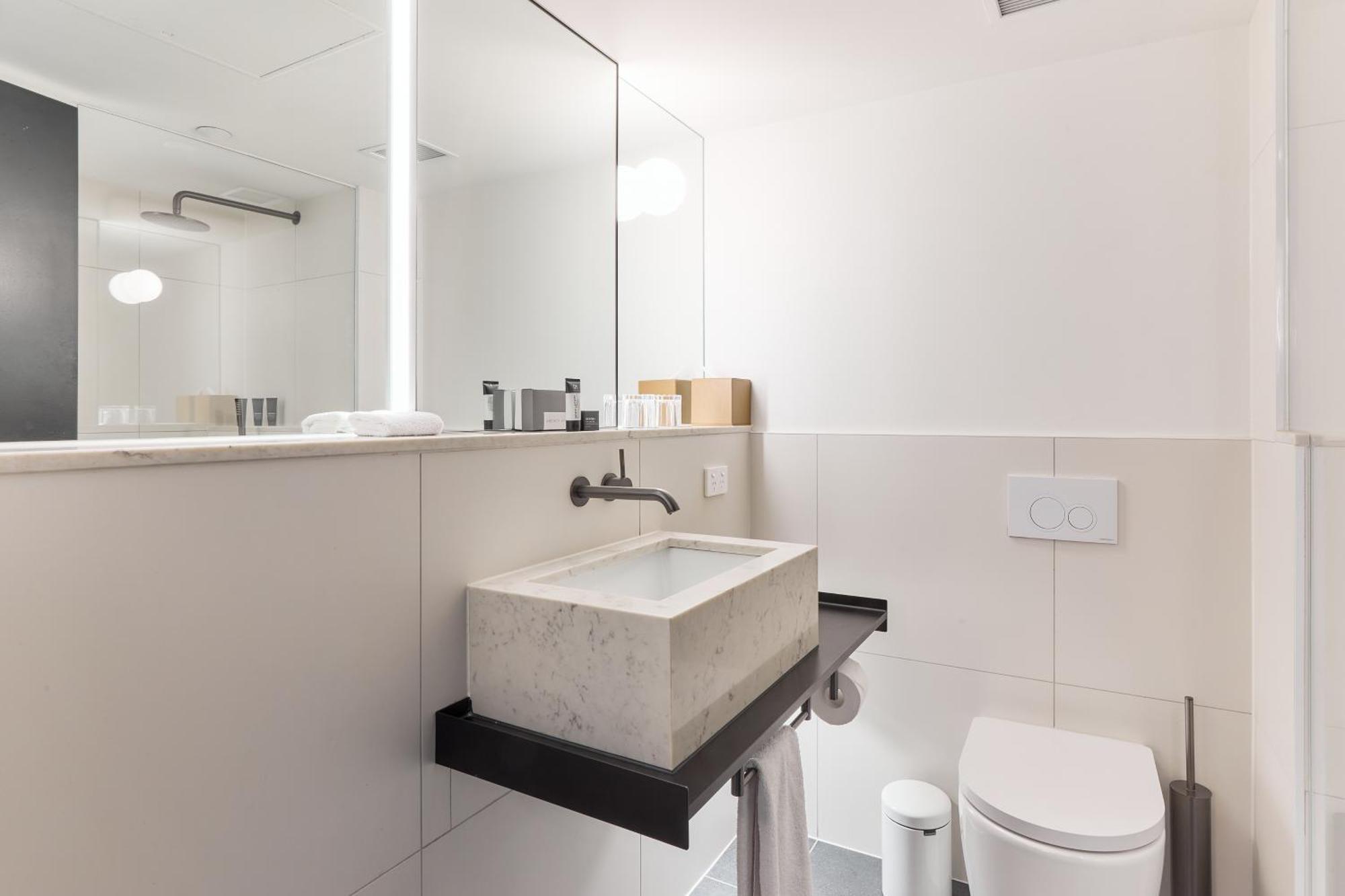 Lancemore King Room – complimentary drinks during hosted hour WiFi
