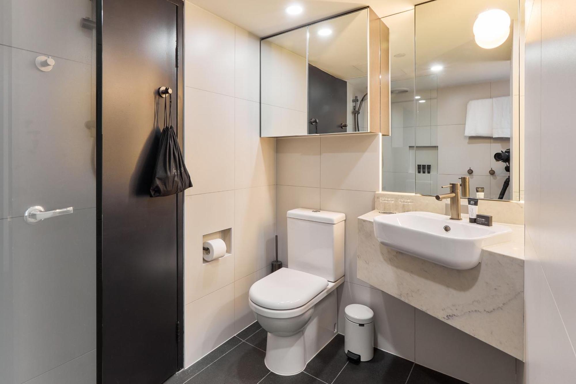 Junior Suite – complimentary drinks during hosted hour WiFi