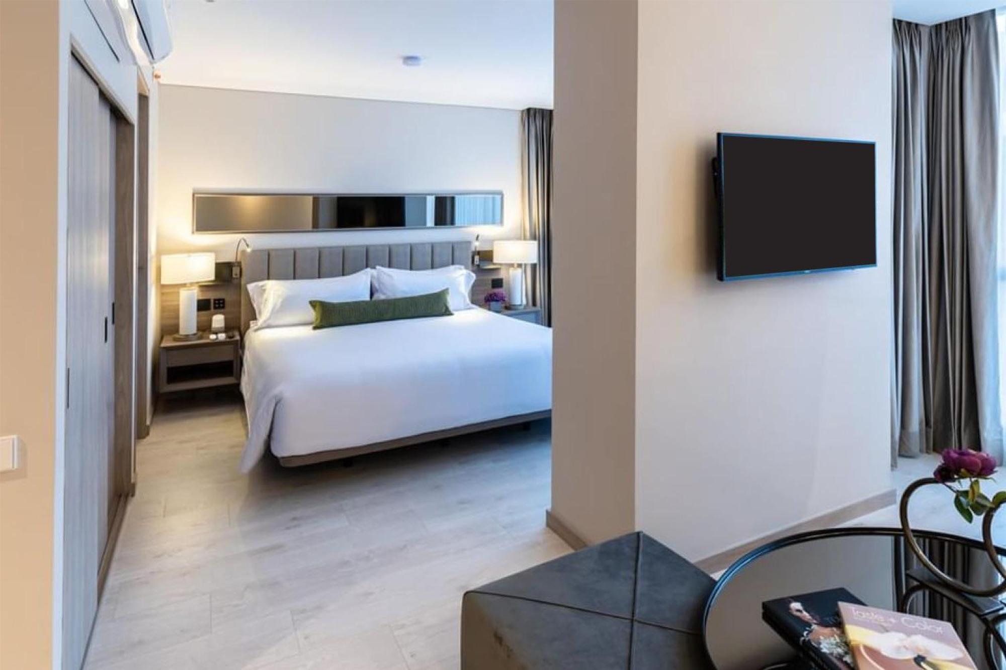 King Room with Roll-In Shower - Mobility Access