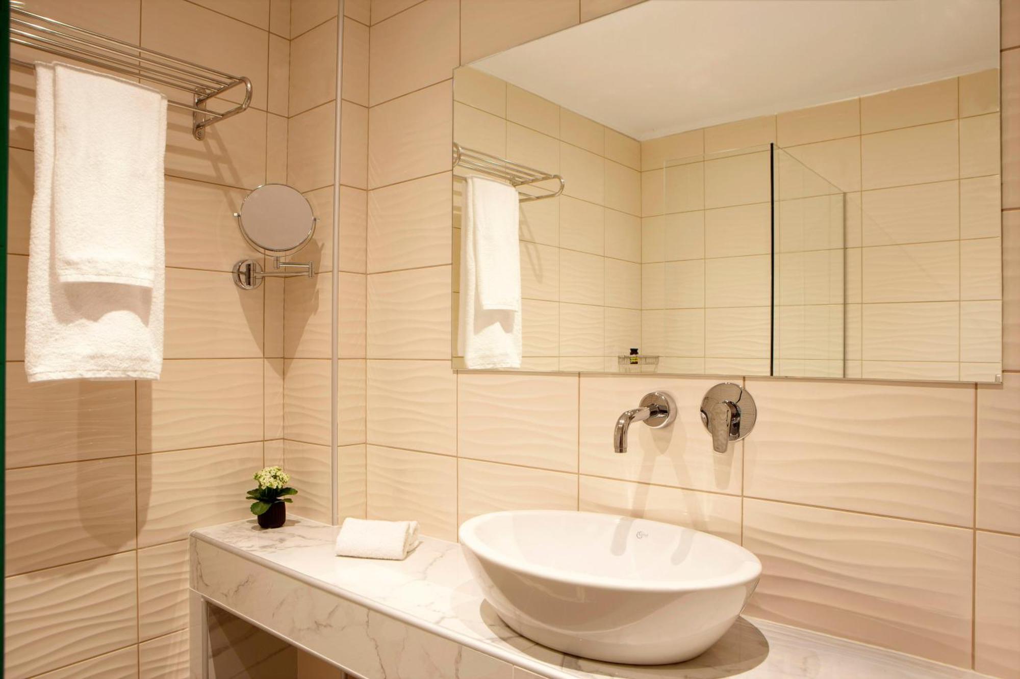 DELUXE DOUBLE ROOM SHARING POOL