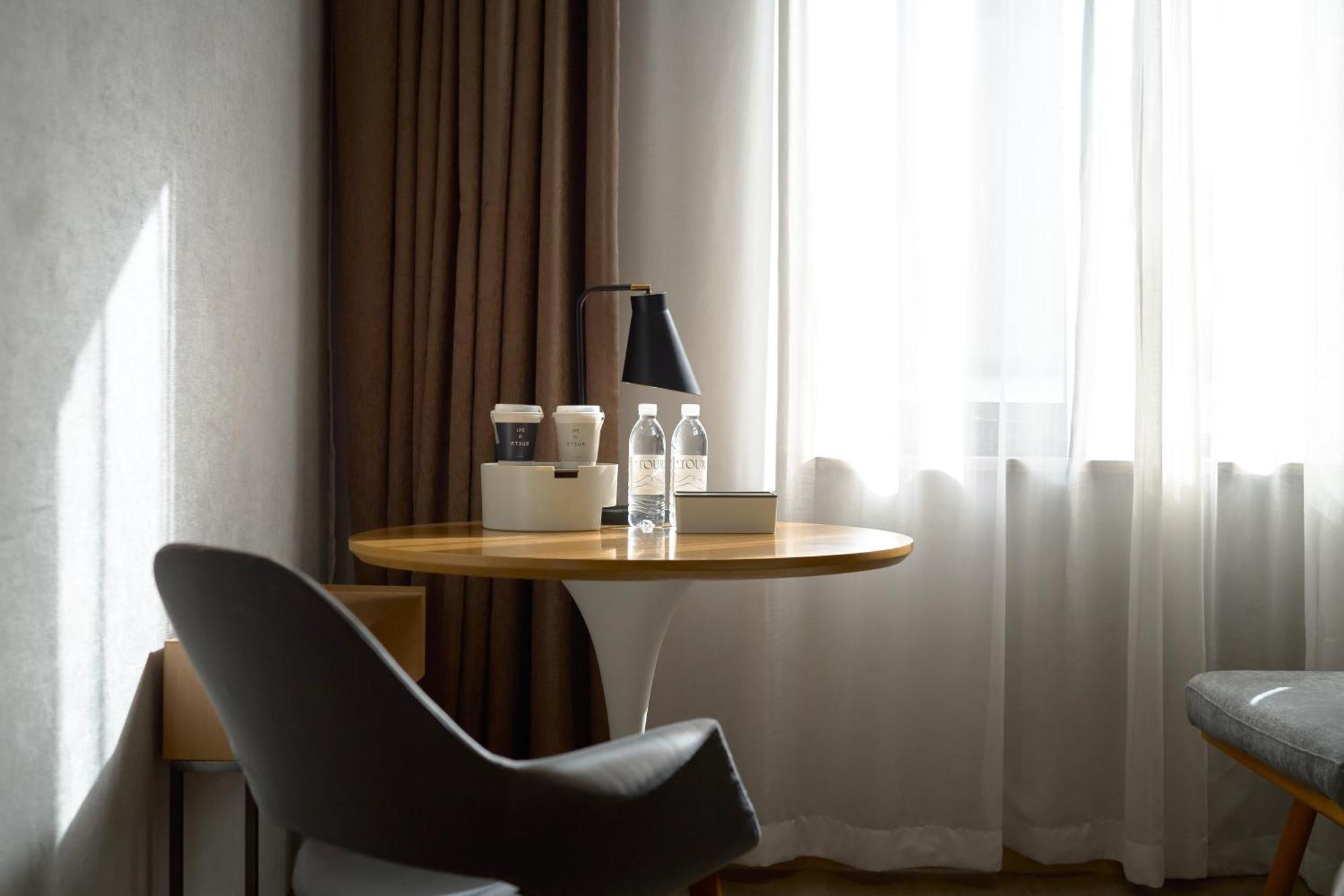 Superior King Room（Free Snacks+Free Mini Bar)
