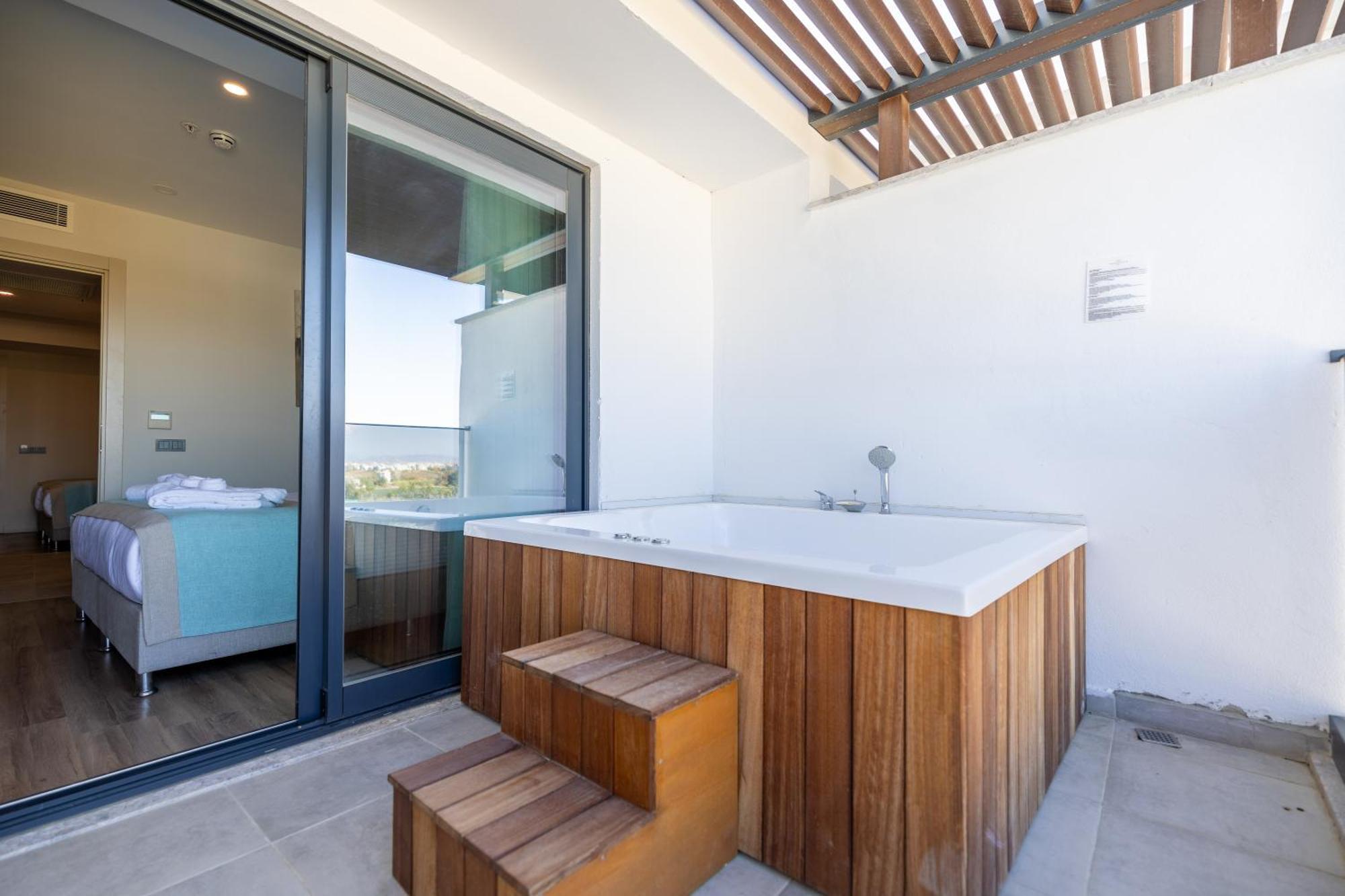 Deluxe Double Room Bath