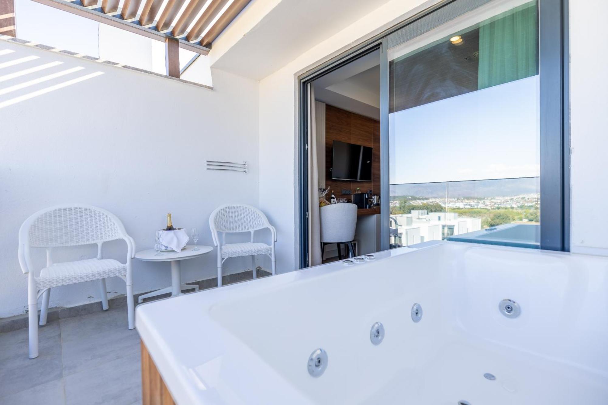 Deluxe Double Room Bath