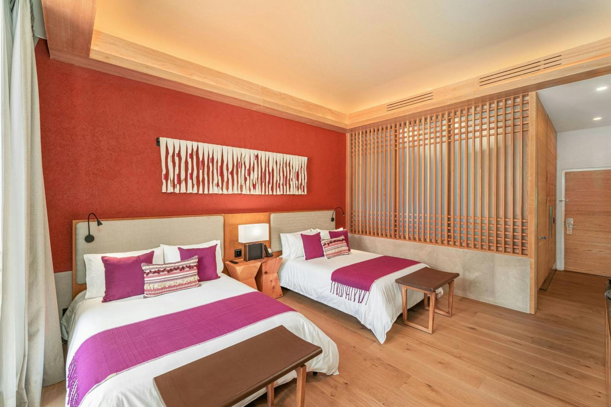 Habitación Deluxe con 2 camas grandes y vistas a la piscina