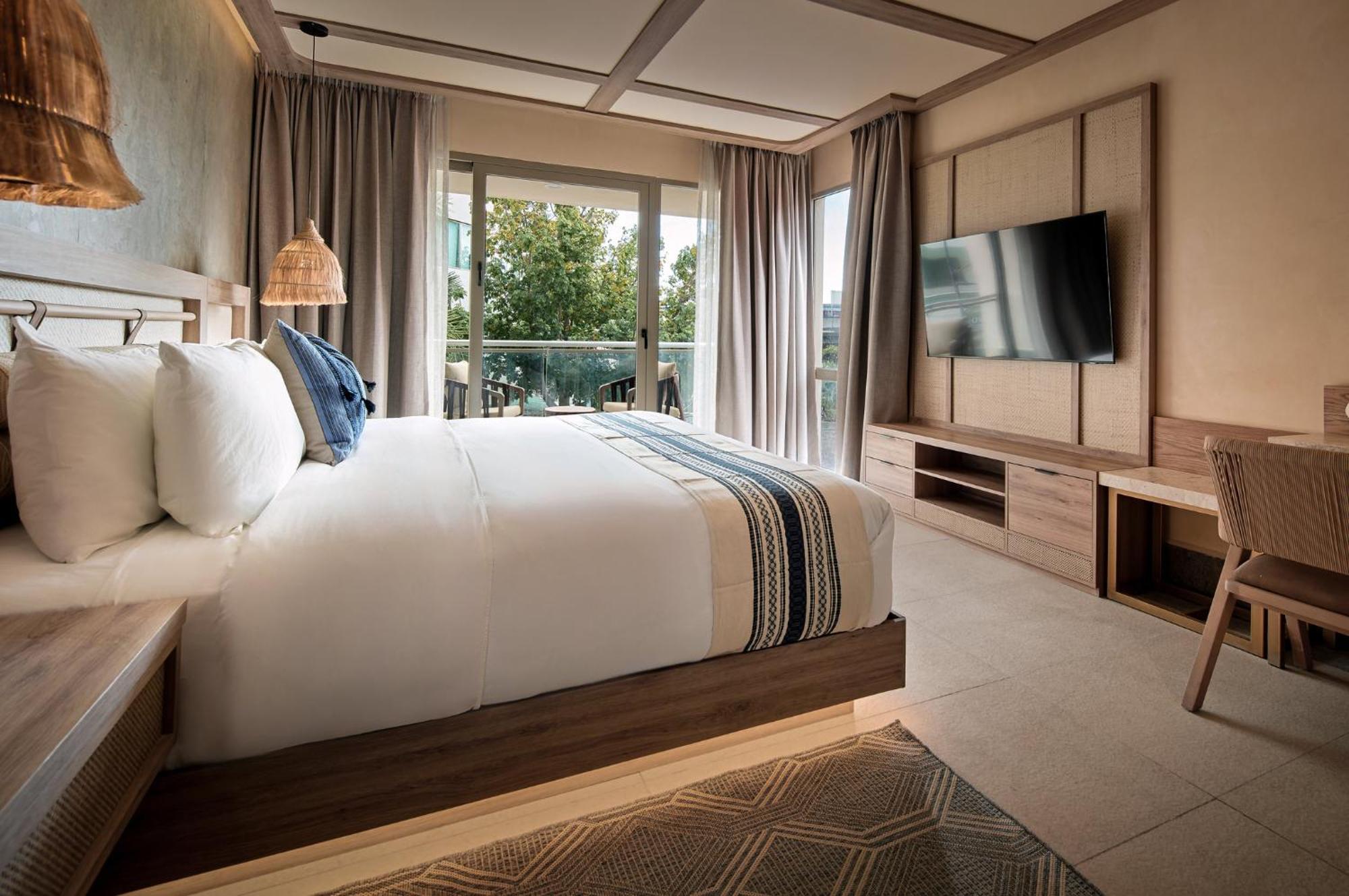 Habitación Premium esquinera con cama extragrande y balcón