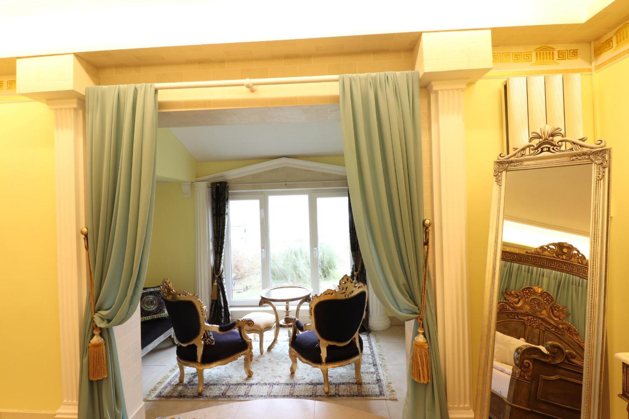 Royal Suite (Roman)