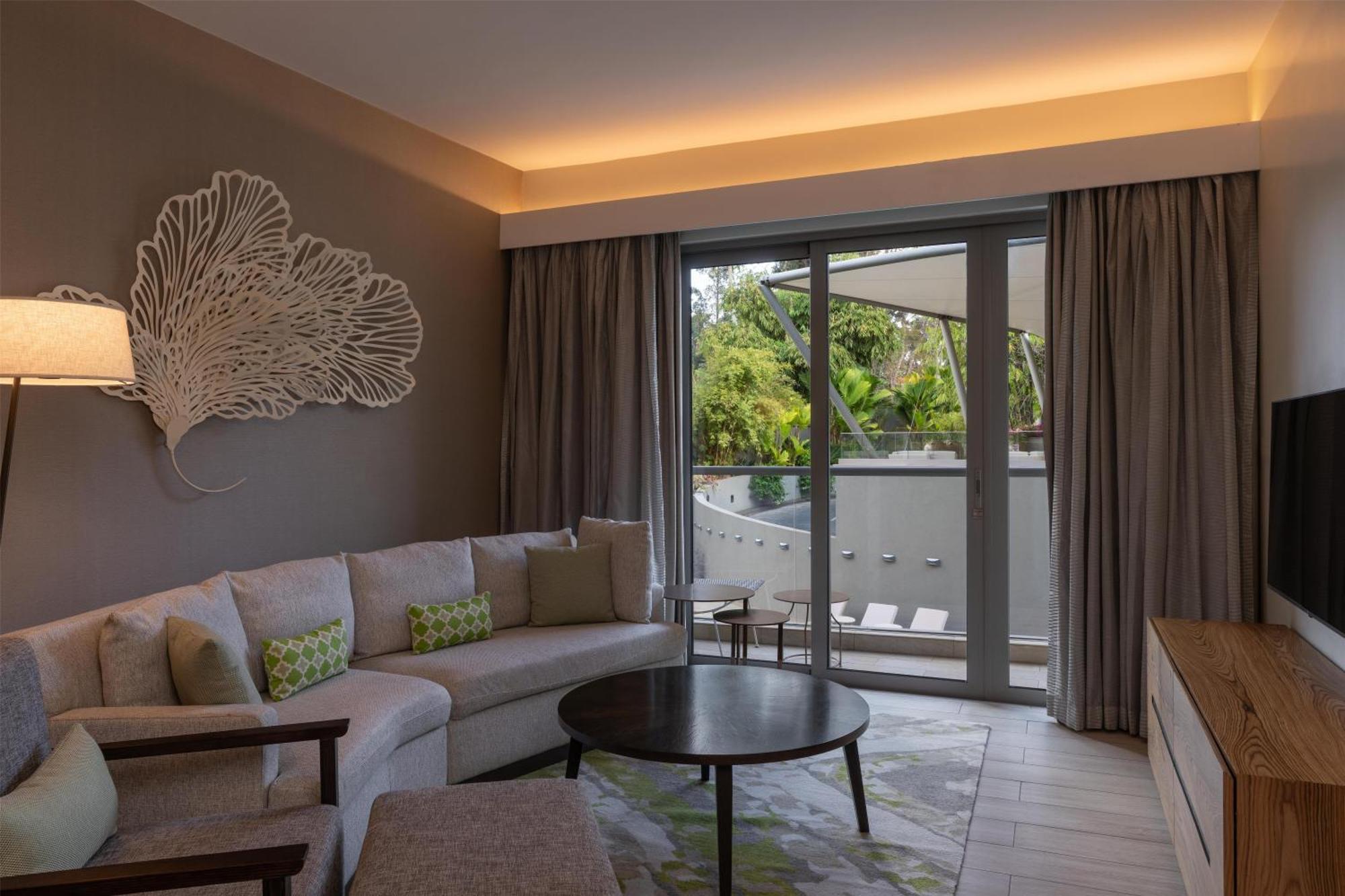 One-Bedroom Suite - Pool View & Lounge Access
