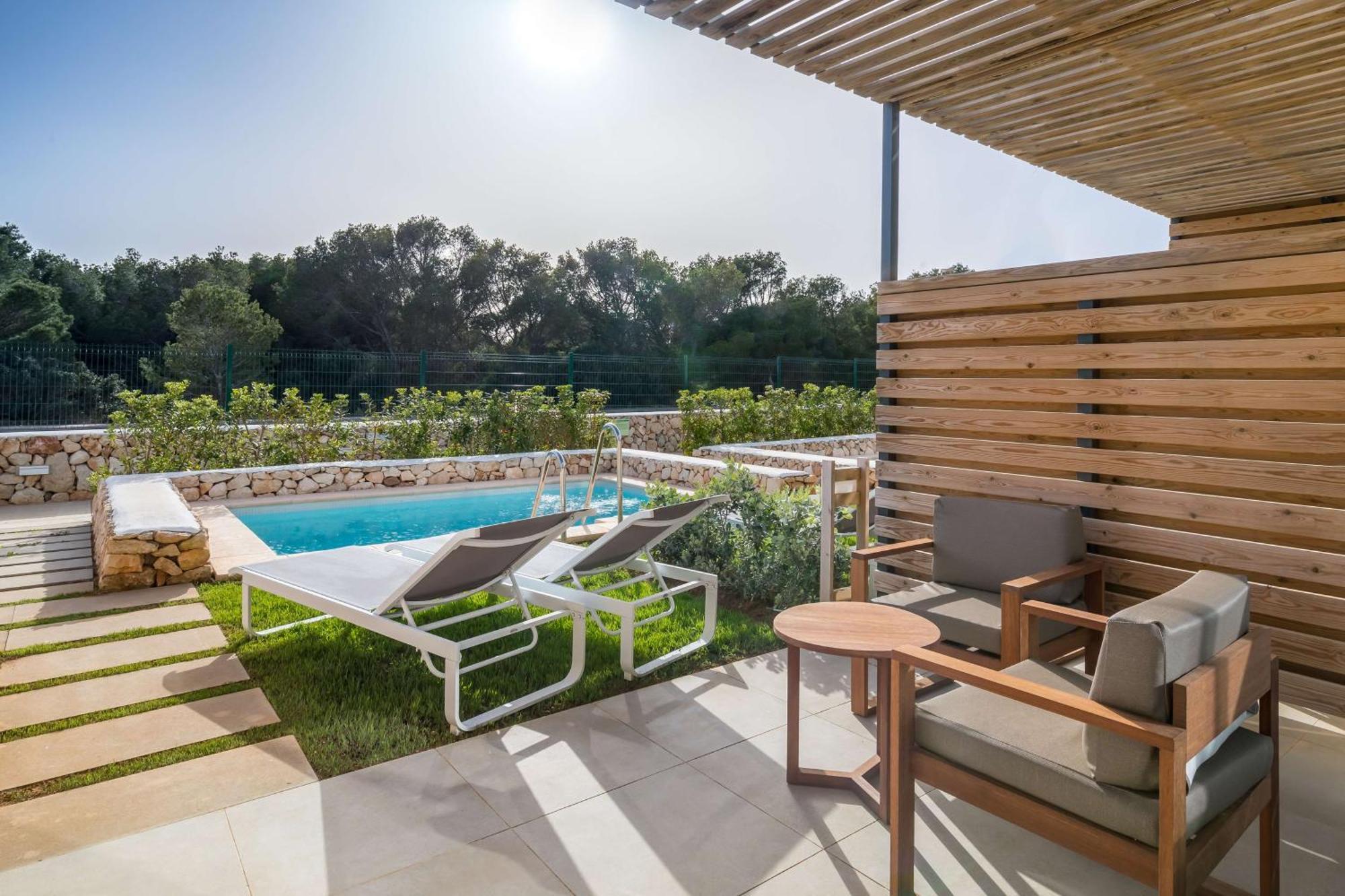 Deluxe Semi Private Pool