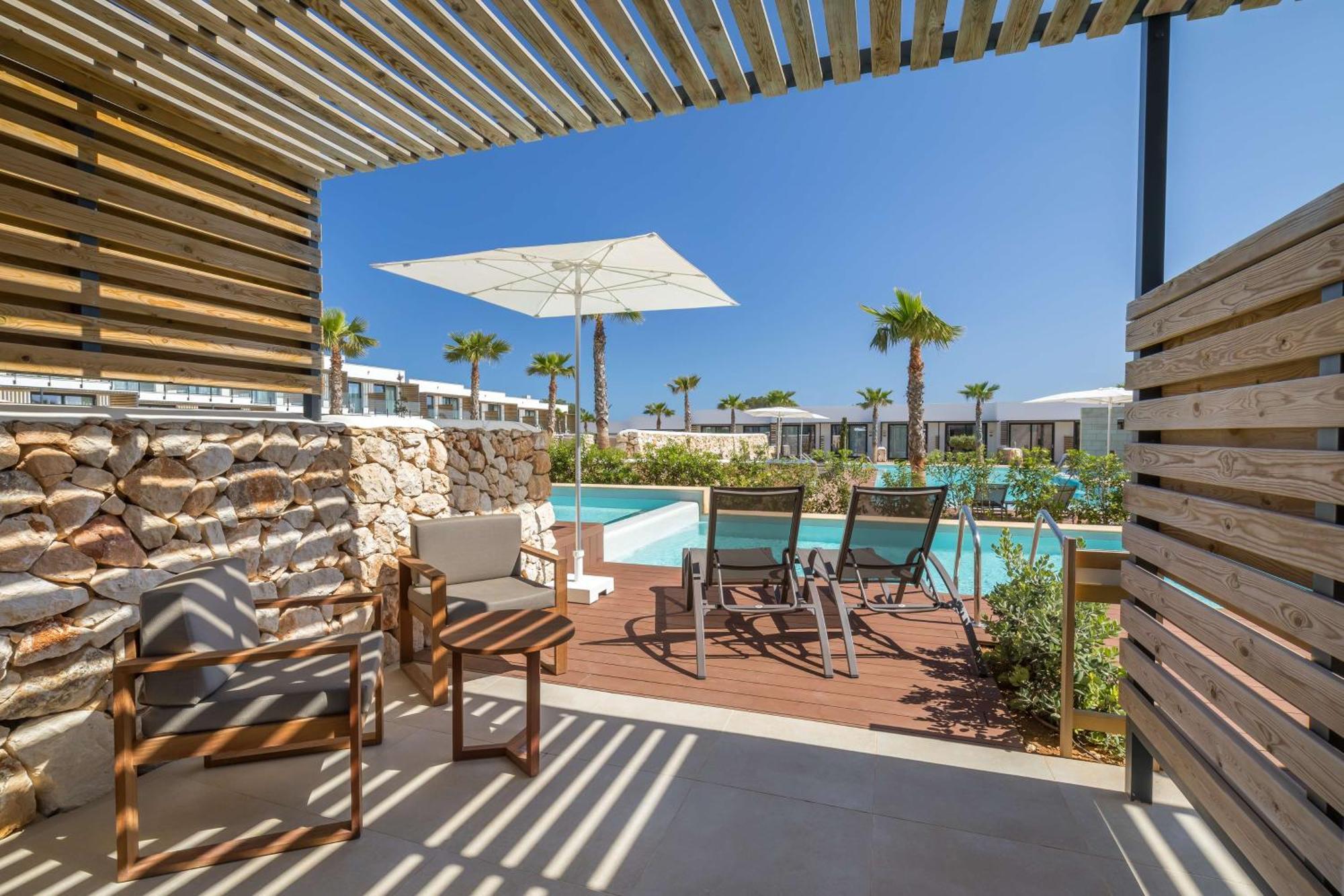 Junior Suite Semi-Private Pool