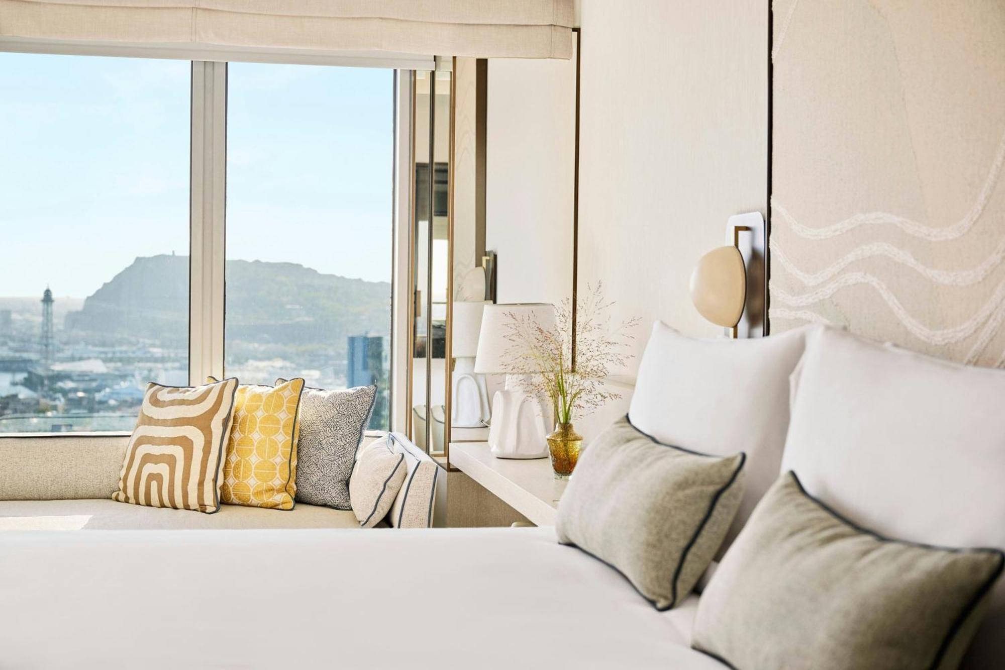 Panorama King Room City View