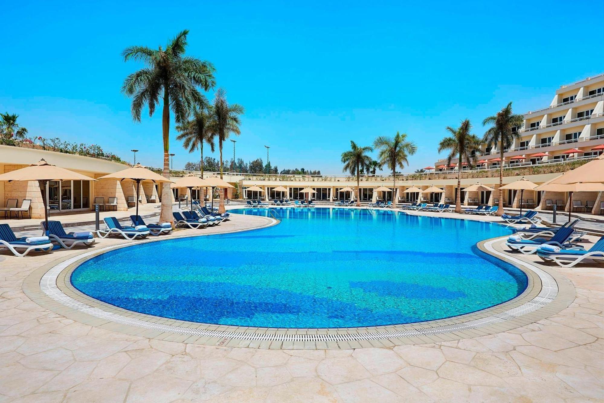 Pool Side King Deluxe Room Pool Access 1 bed