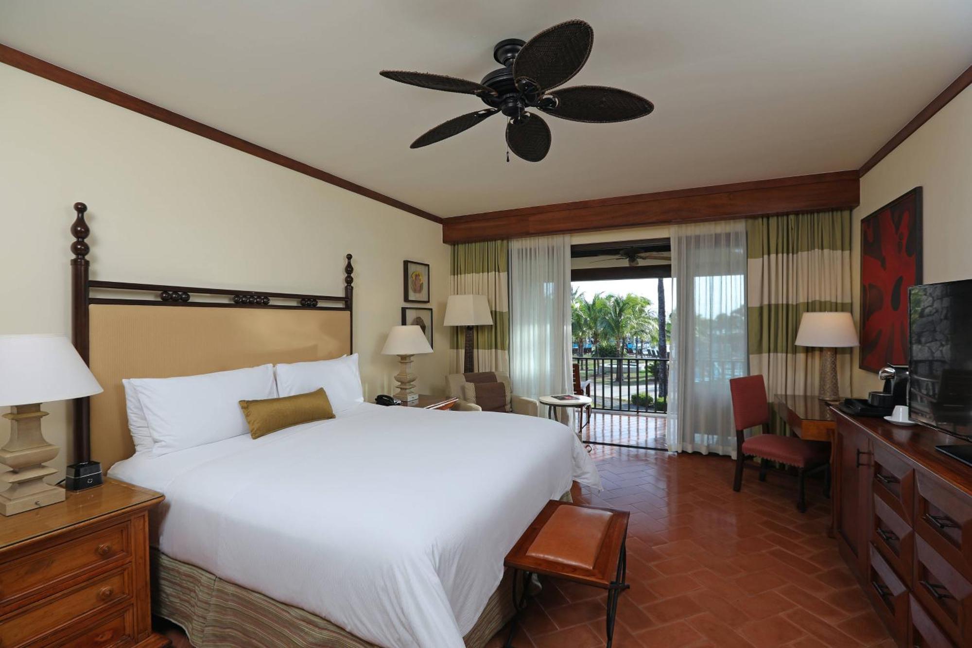 Guest room 1 King Garden View Balcony
