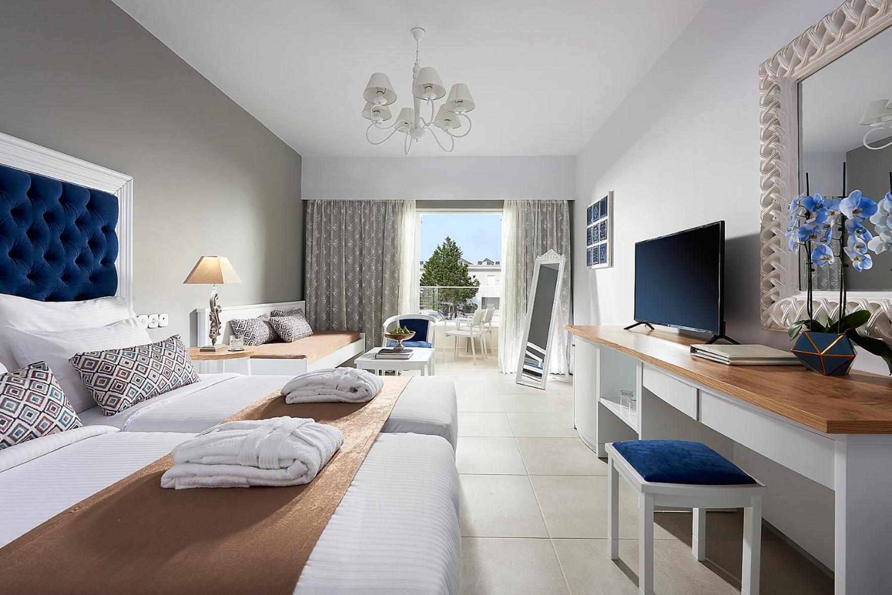 Deluxe Double Room with Side Sea View
