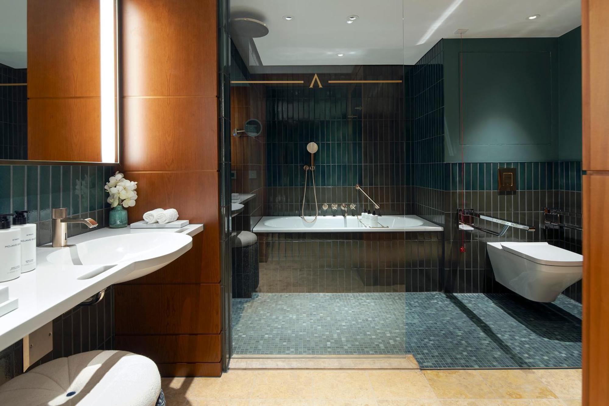 Deluxe King Room Mobility Accessible
