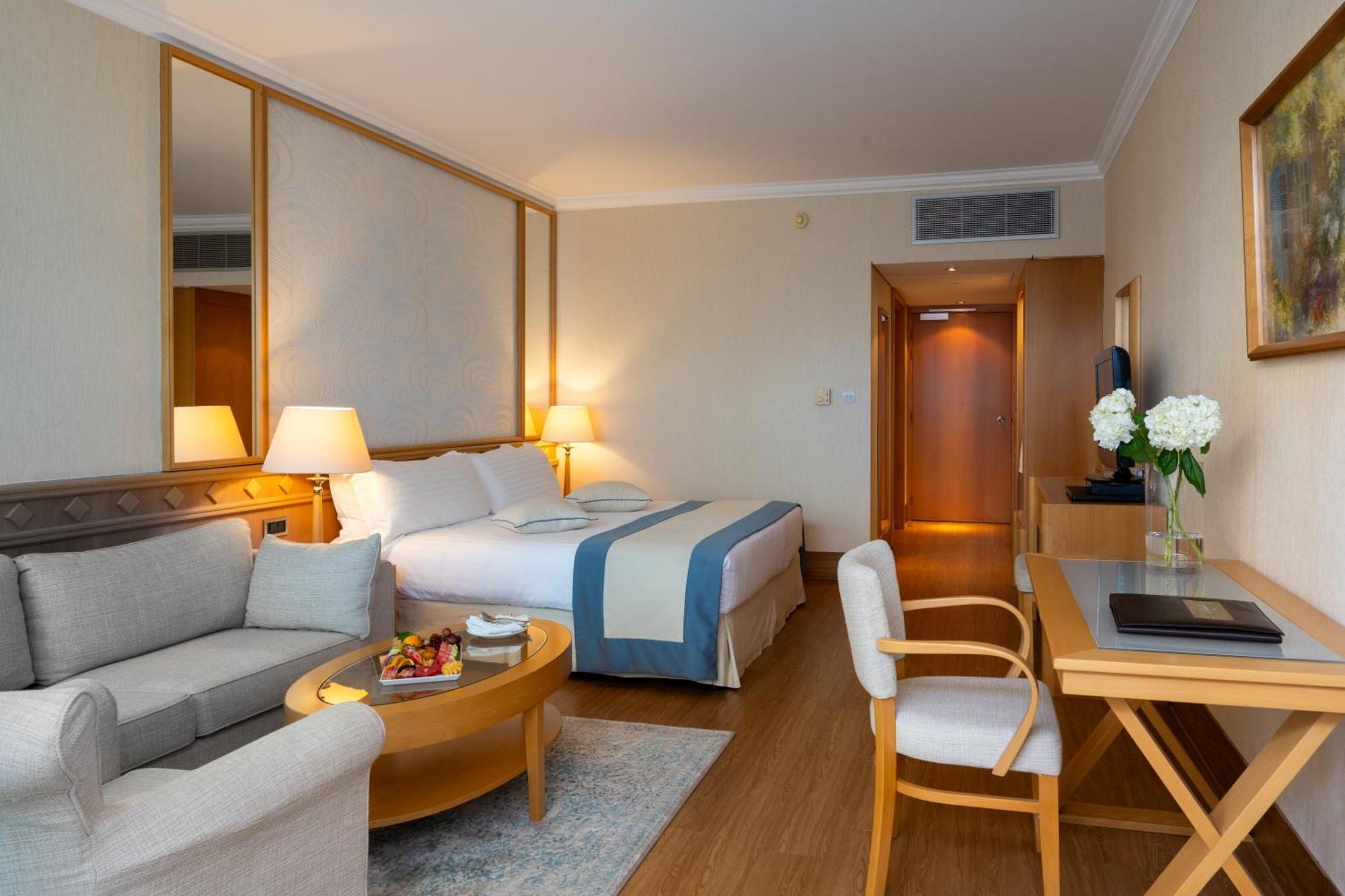 Junior Suite Land View