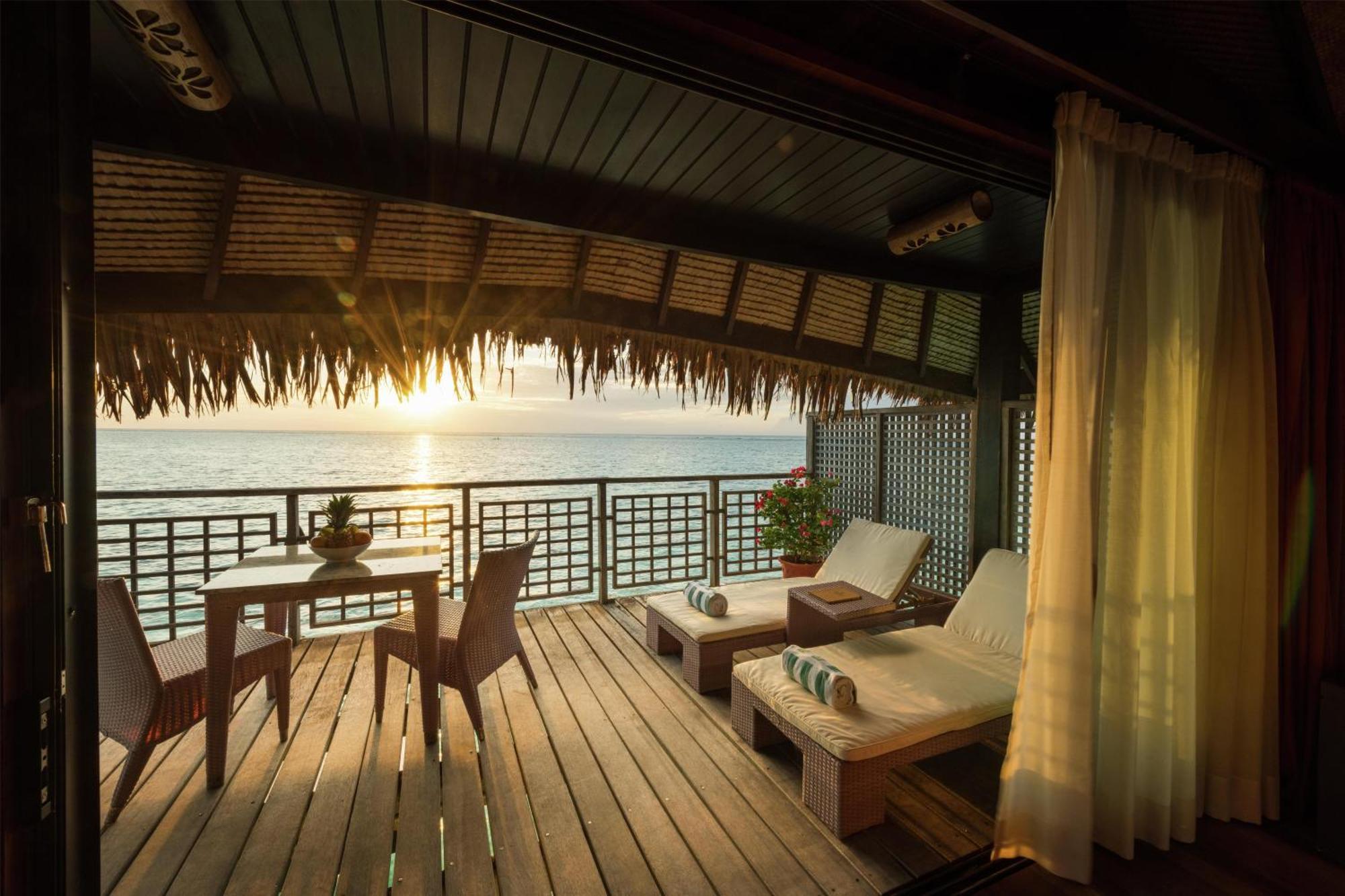 Premium King Bangalow Panoramic View Over Water