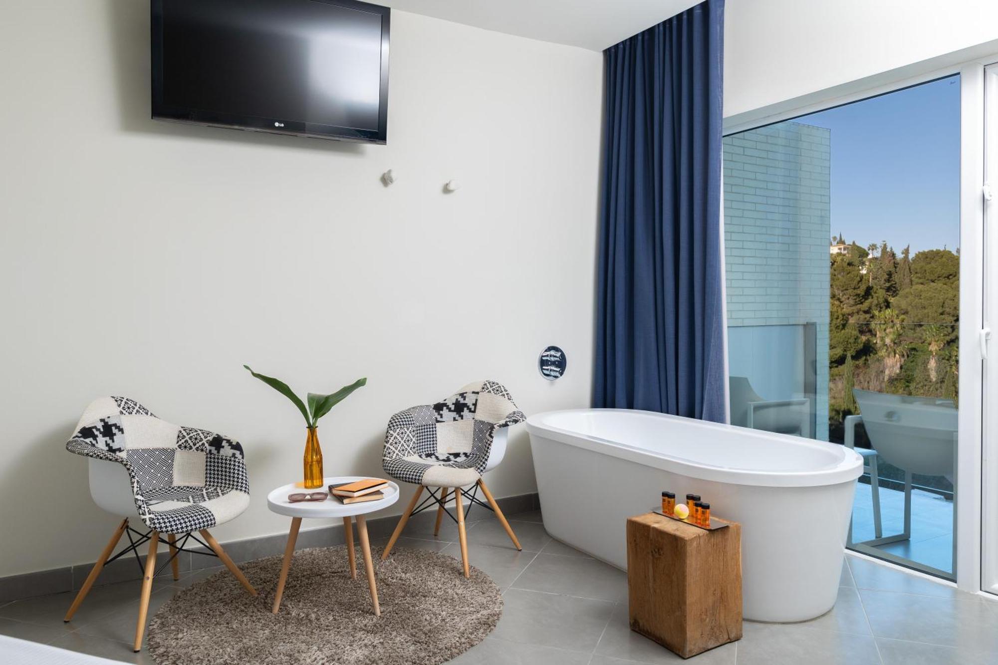 Deluxe King Room Partial Sea View,1758341651:JPEG