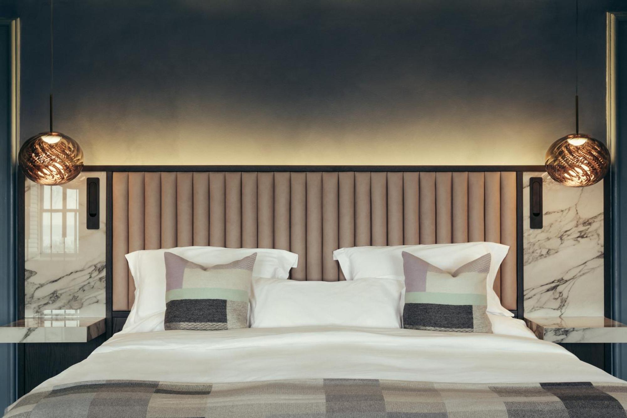 Habitación con cama extragrande.