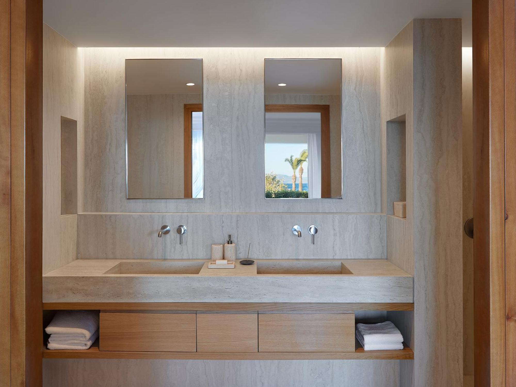 Luxe Familiesuite met Gedeeld Zwembad en Balkon