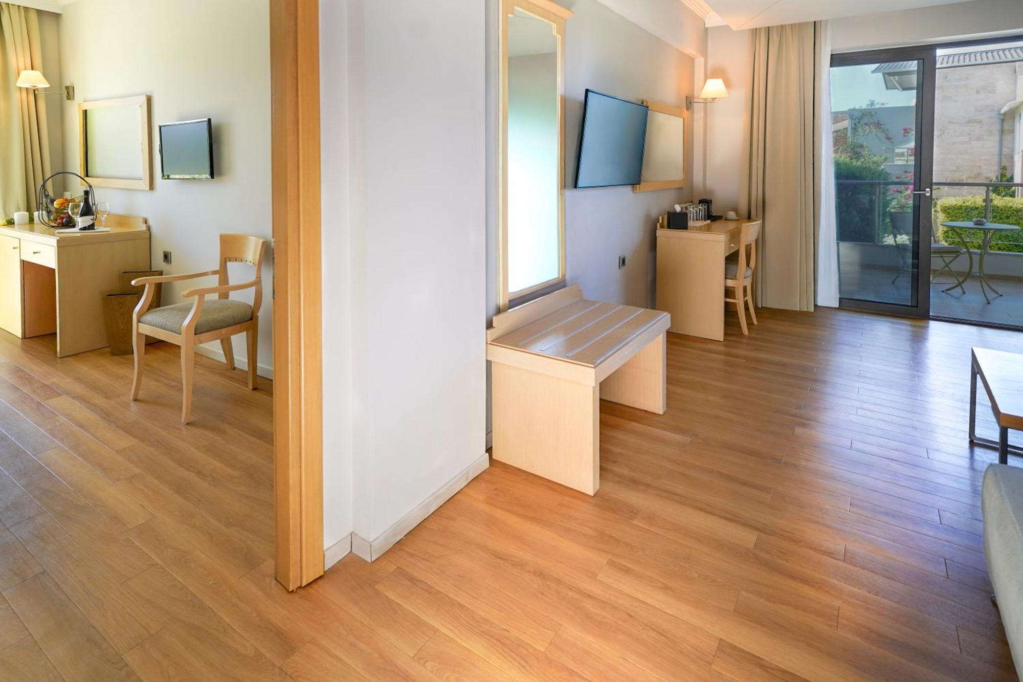 Family Room-Suite Garden View