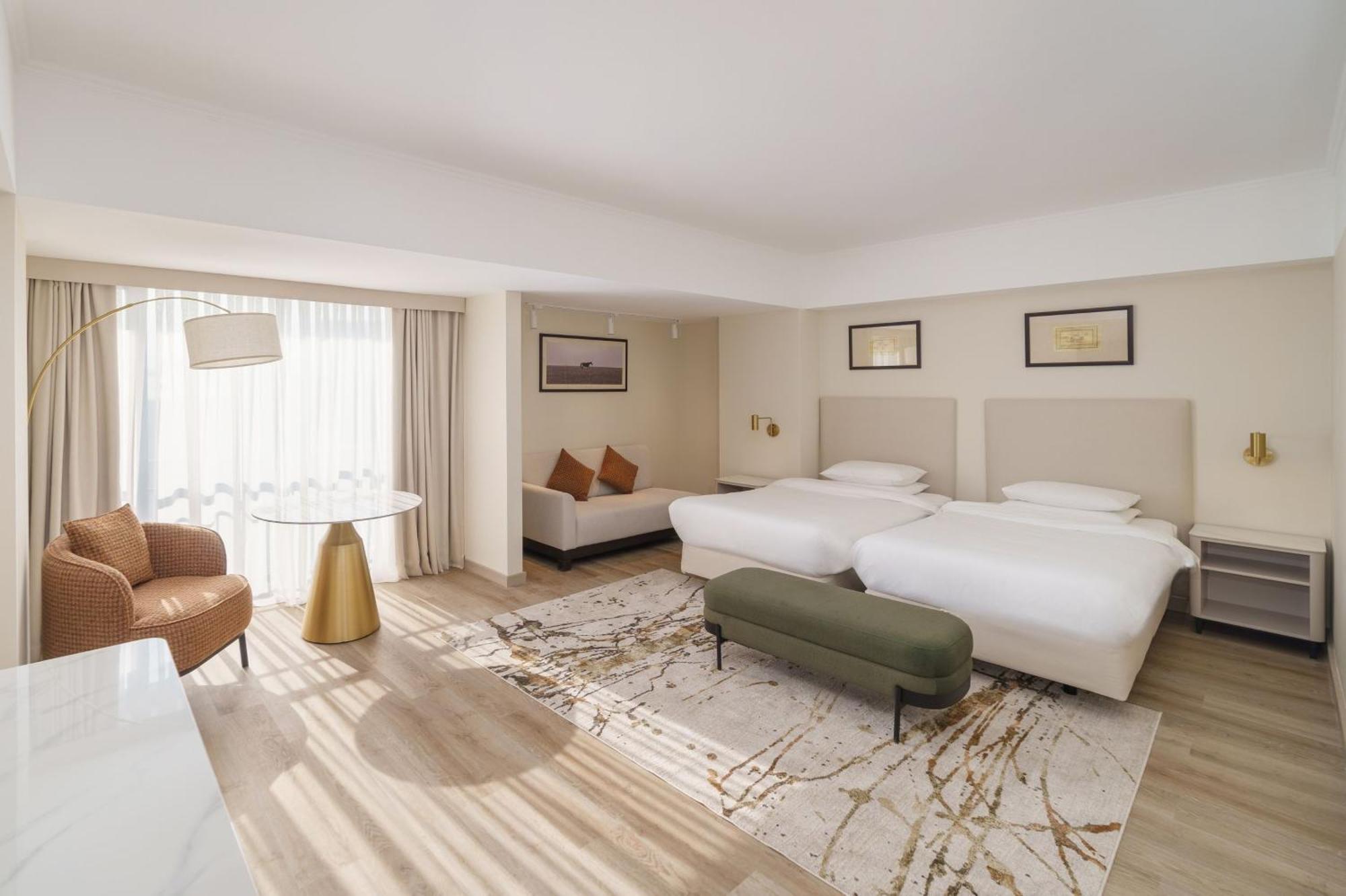Deluxe Twin Room Club Access