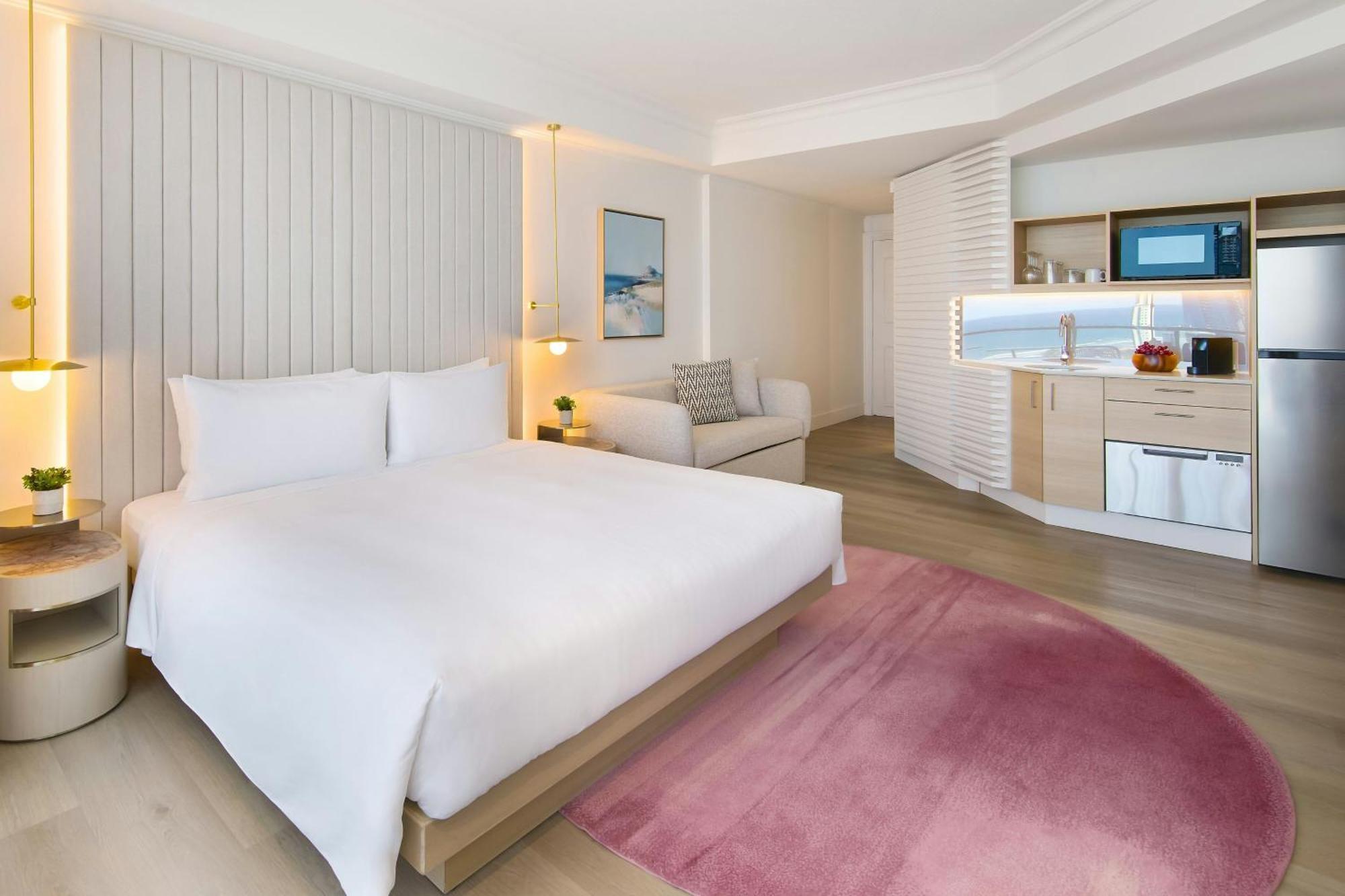 Deluxe King Room City View
