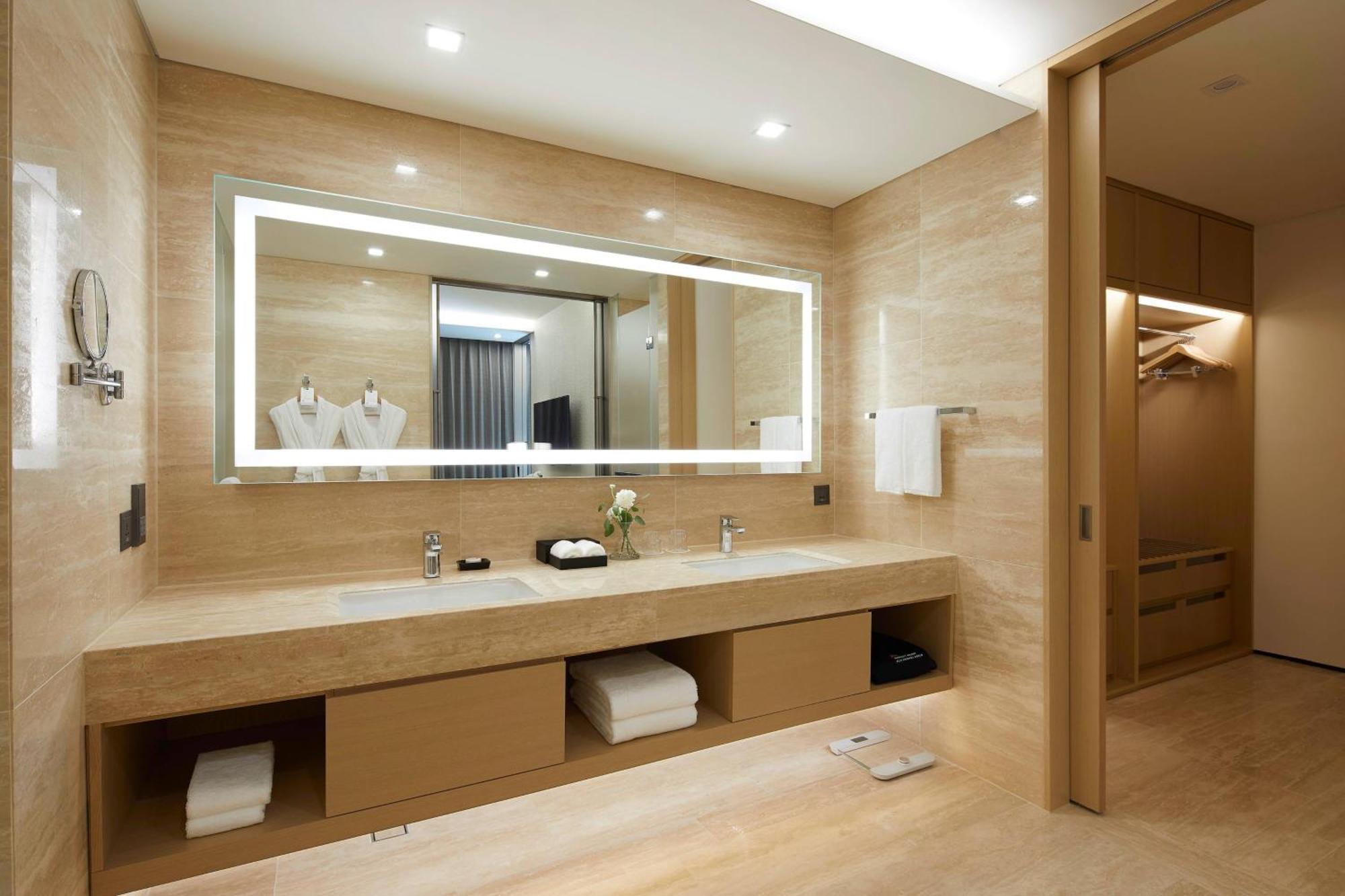 Deluxe Suite King Bed