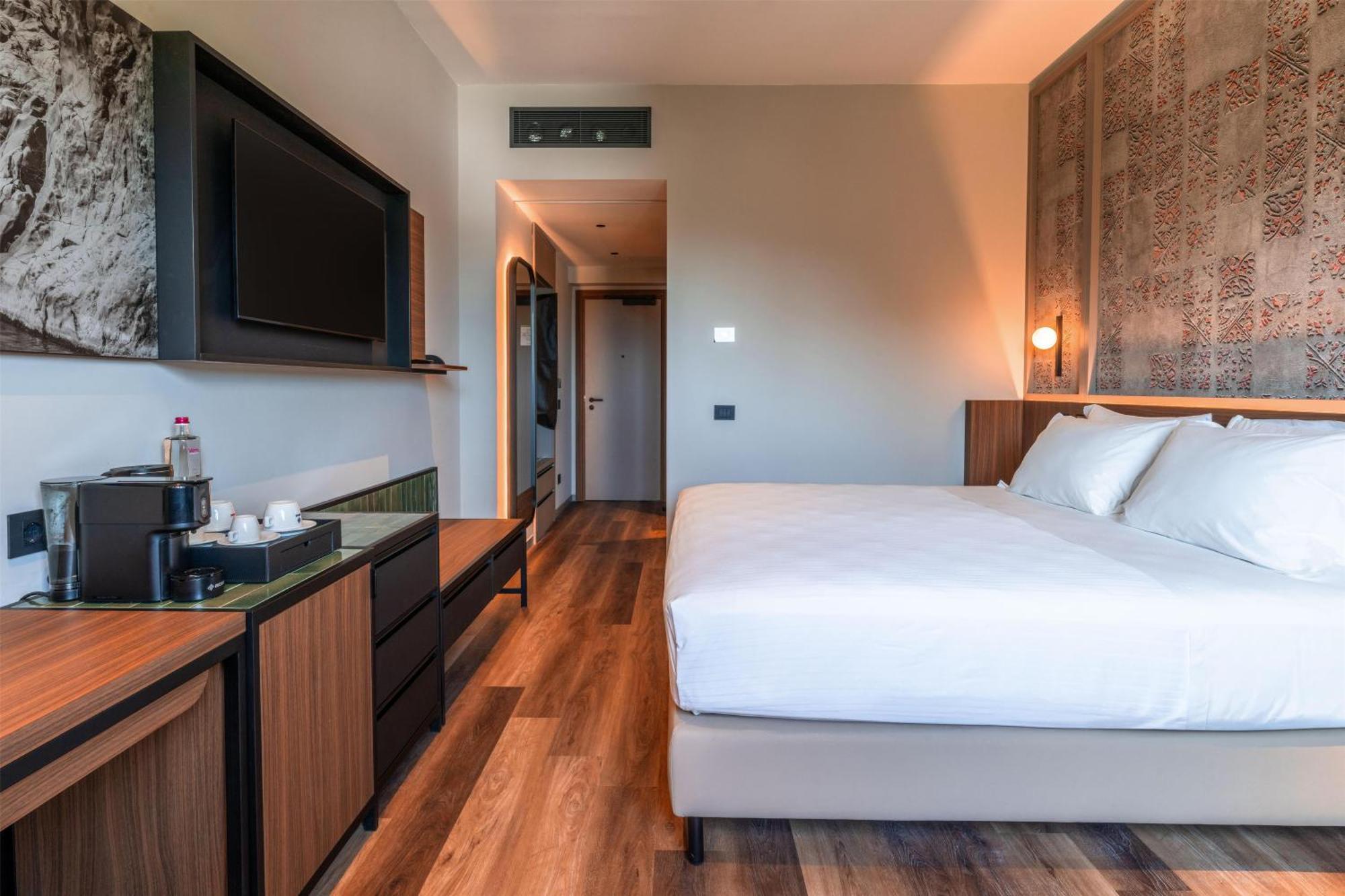 King Guest Room,1765180475:JPEG