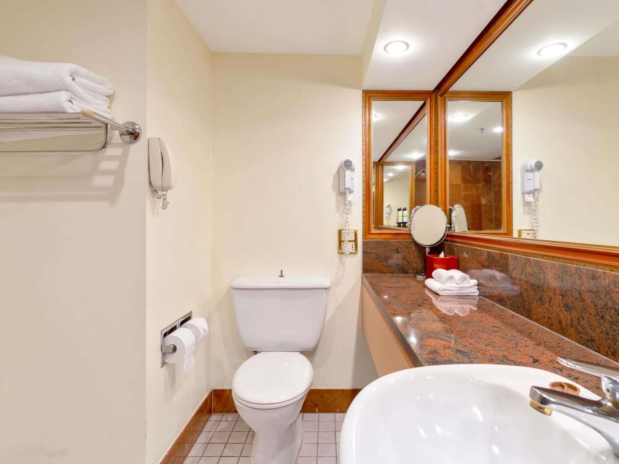 Classic Queen Room with City and Mountain View
