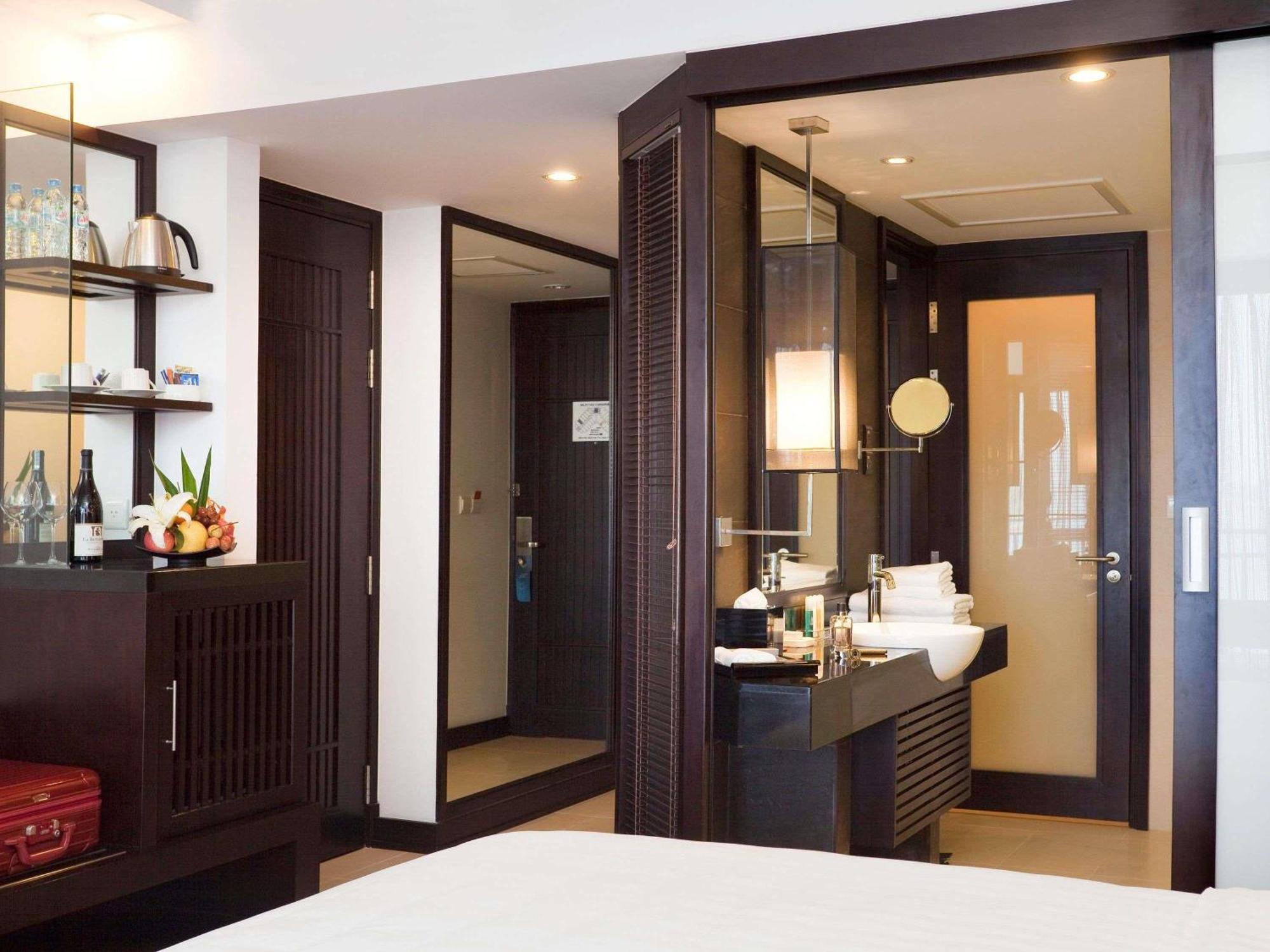Deluxe king bed room