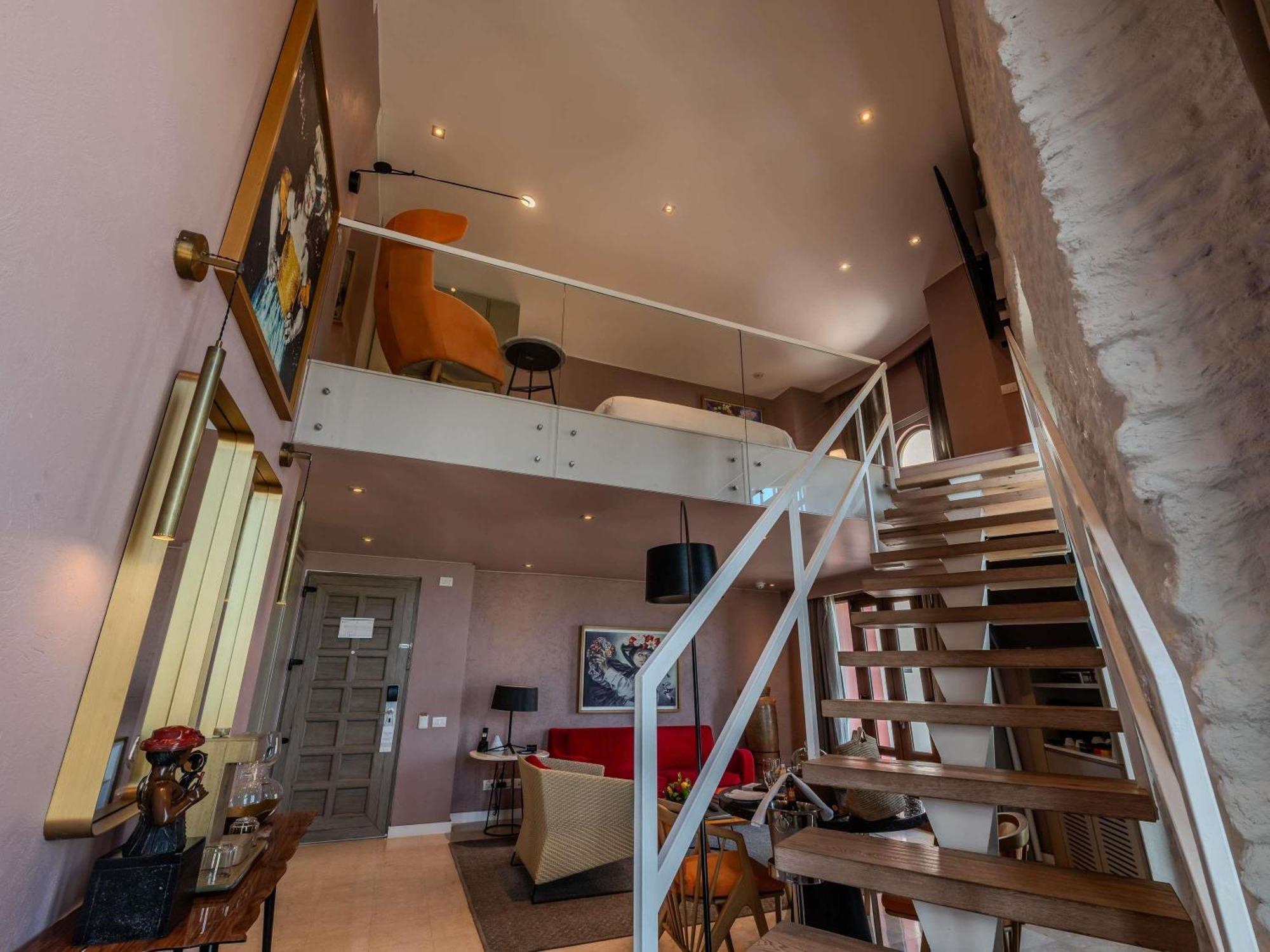 Suite Grau mit Kingsize-Bett, Terrasse und Meerblick