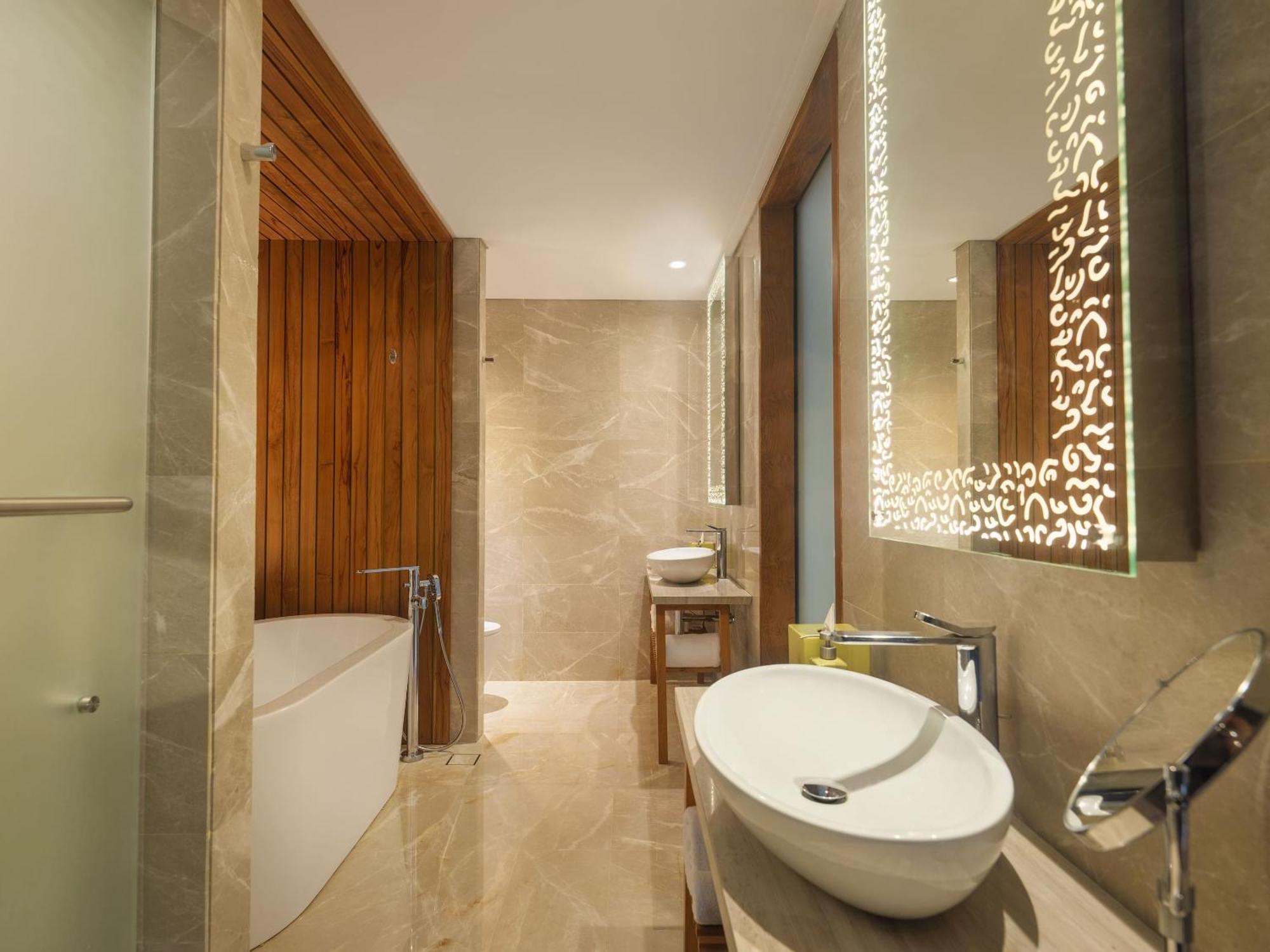 Wonderful Deluxe King Room Garden View