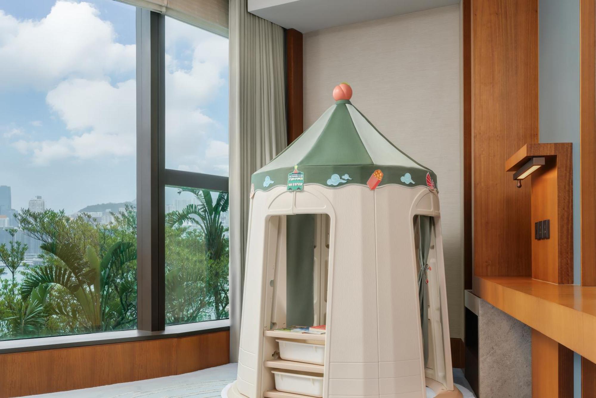Quester Premier CityView Family Room Playhouse slide kids under 1meter